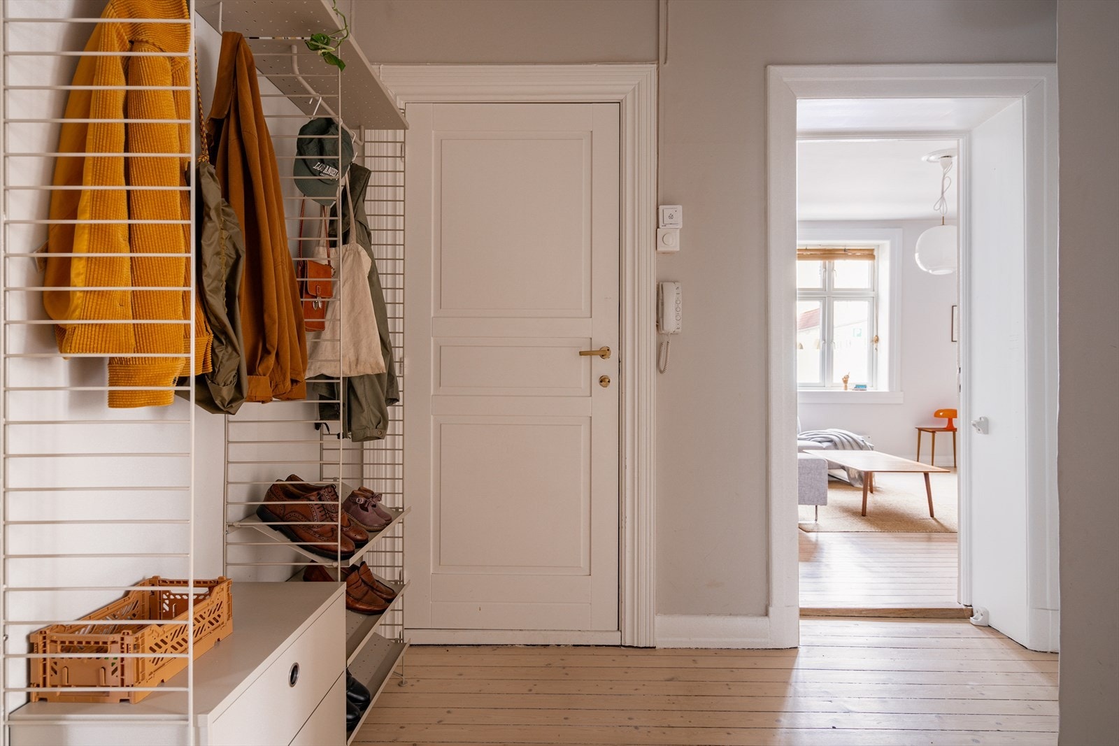 Romslig og innbydende entré som gir et godt førsteinntrykk av leiligheten. Galleribilde