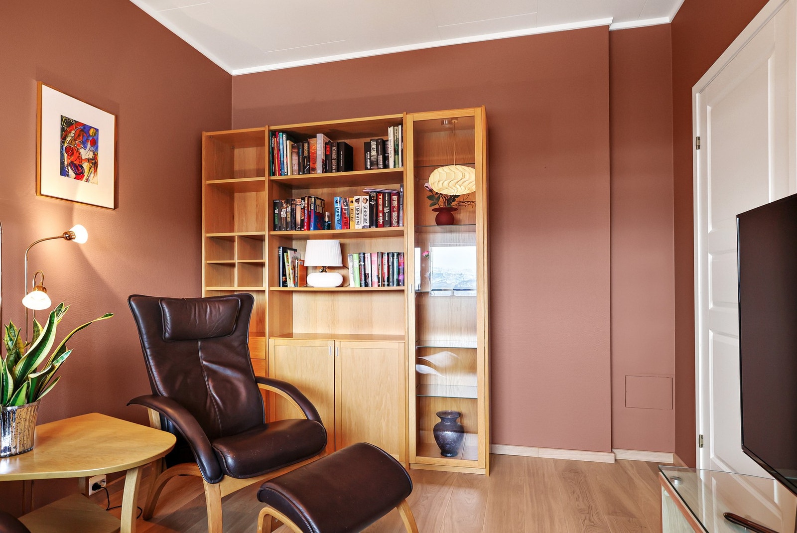 Her er det god plass til dobbeltseng og ekstra oppbevaring. Rommet kan også fint brukes som hjemmekontor Galleribilde