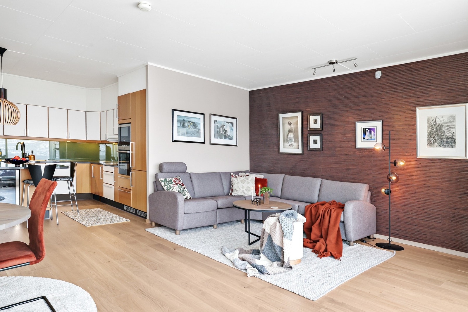 Stue og kjøkken i åpen løsning Galleribilde