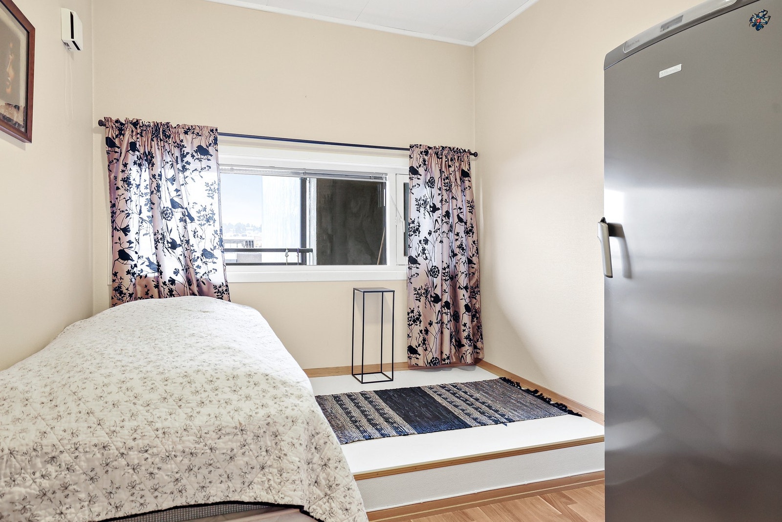 Det andre soverommet er av fin størrelse og har plass til dobbeltseng og annet møblement Galleribilde