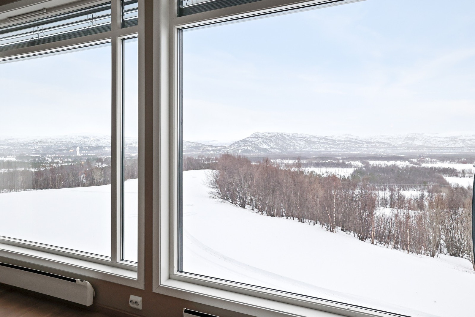 Fra stuen er det flott utsikt over omgivelsene. Galleribilde