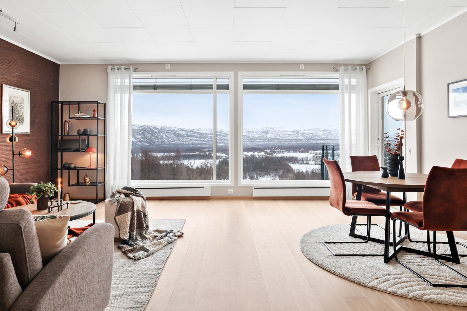 Det er store vinduer som slipper inn godt med naturlig lys og med nydelig utsikt Galleribilde