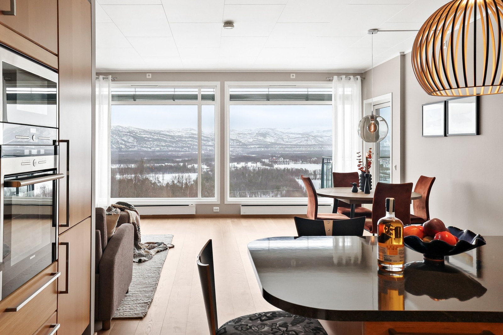 Kjøkkenet har en praktisk kjøkkenøy med plass til stoler. Galleribilde