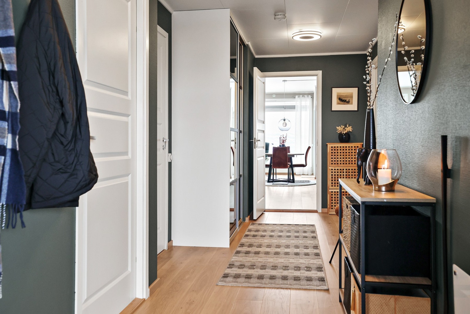 Her er det en skyvedørsgarderobe med god plass til oppbevaring. Galleribilde