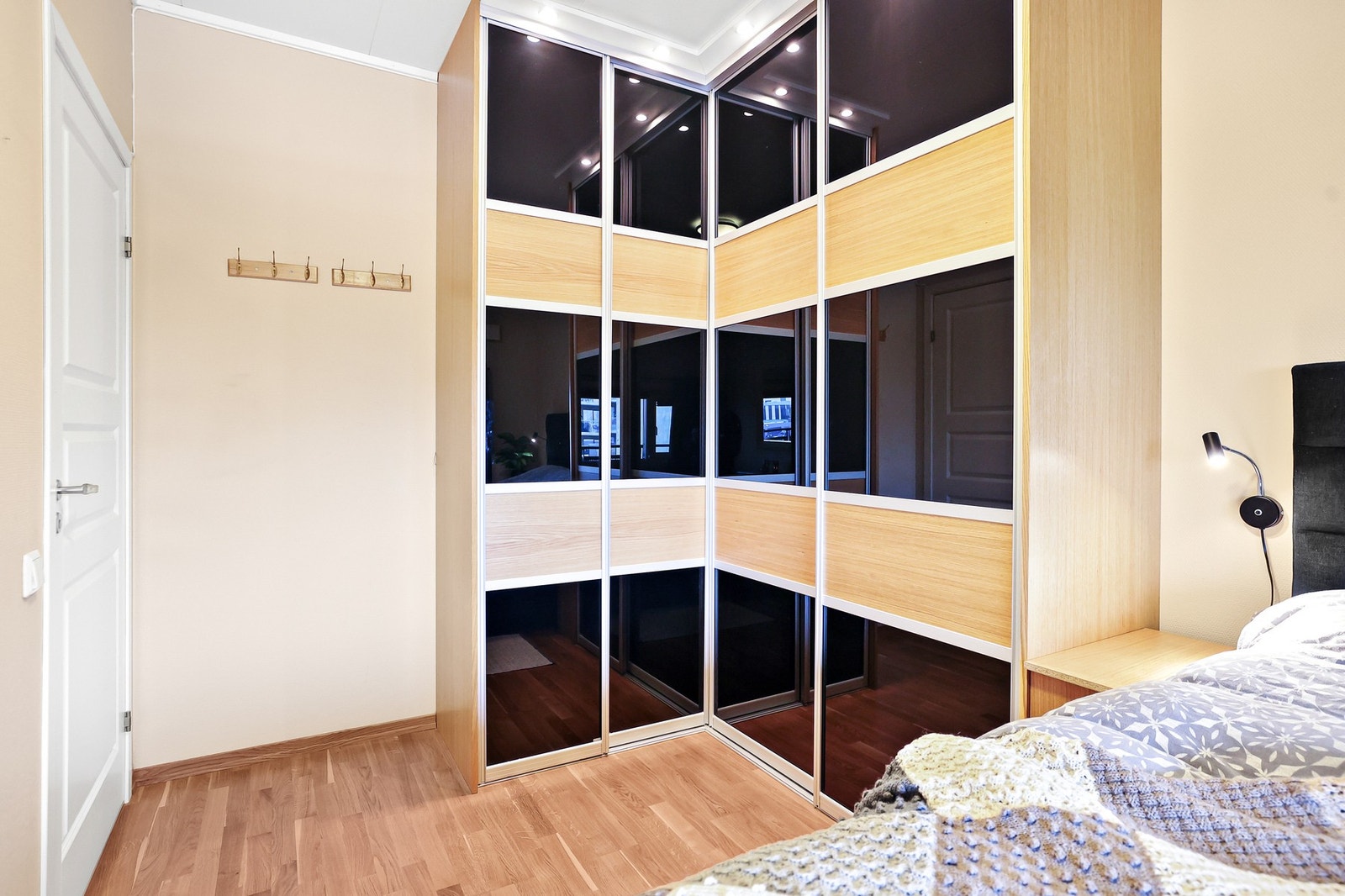 Det er en praktisk skyvedørs garderobe med plass til oppbevaring. Galleribilde