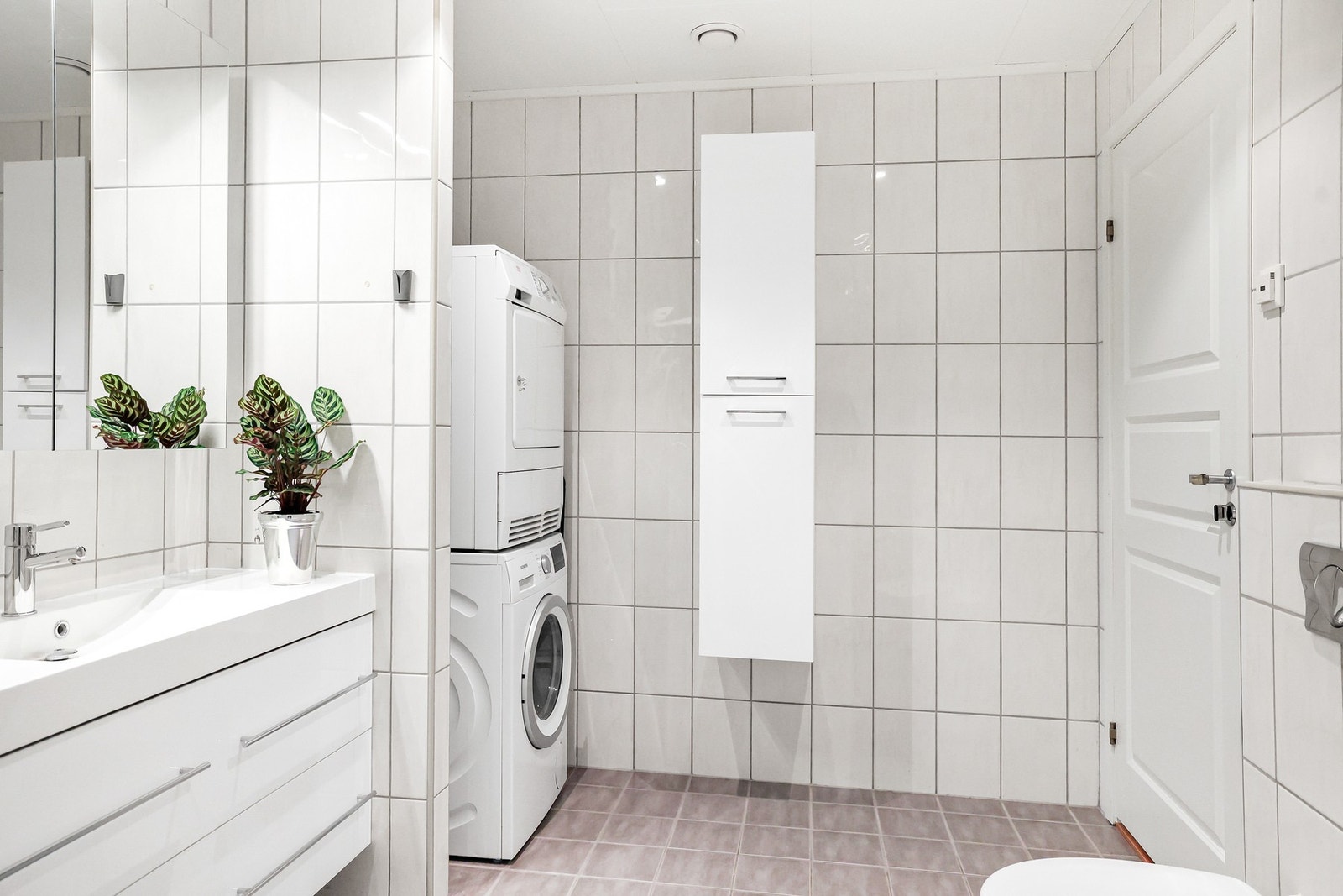 Badet er flislagt og har elektriske varmekabler. Galleribilde