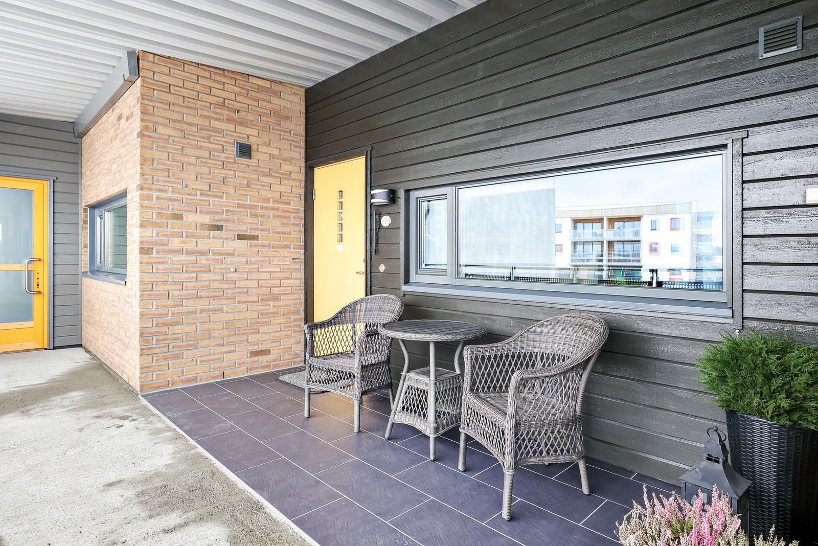 Leiligheten har et praktisk overbygd inngangsparti med plass til utemøbler. Galleribilde