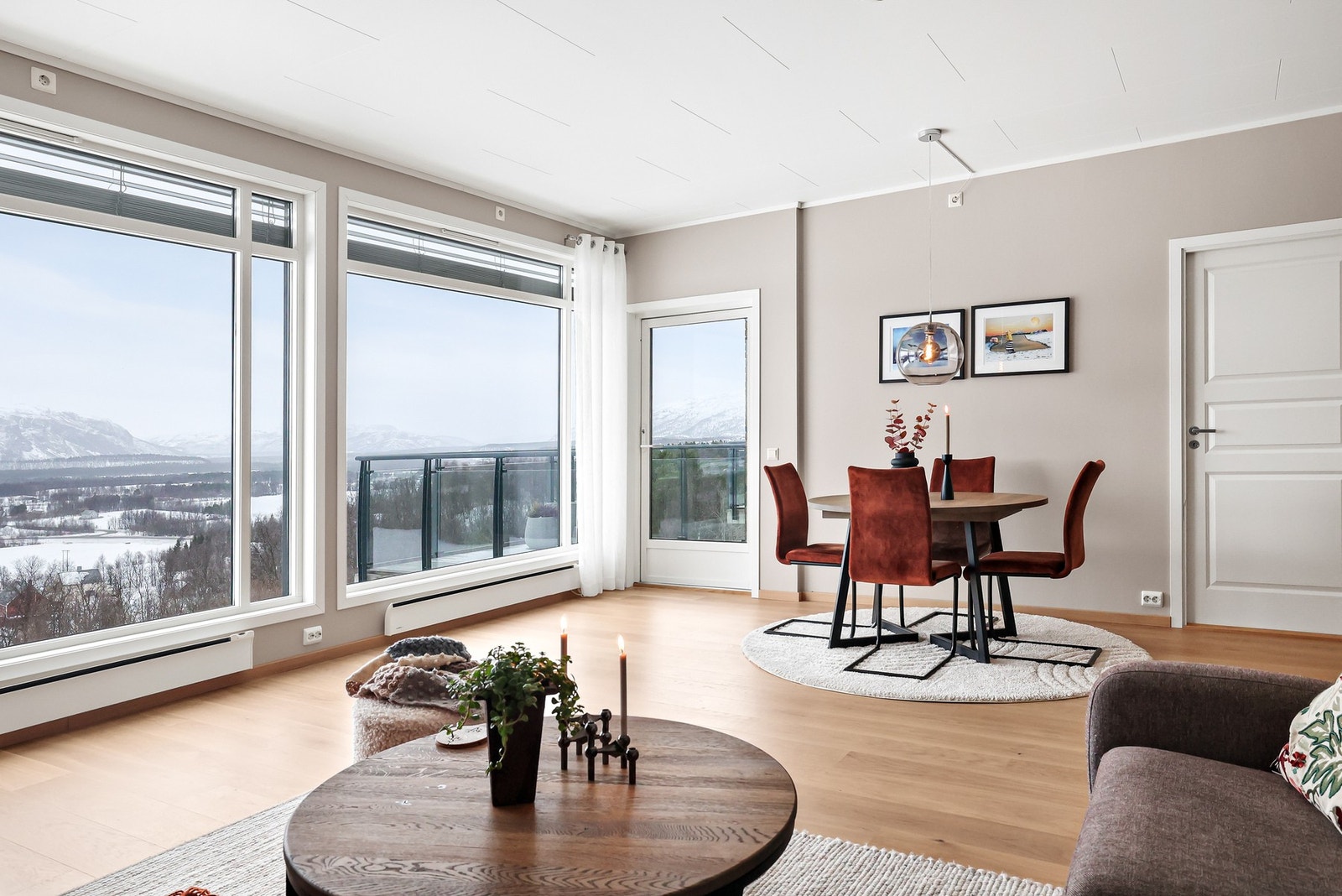 Fra stuen er det utgang til en romslig balkong på 12 kvm med plass til diverse utemøblement. Galleribilde