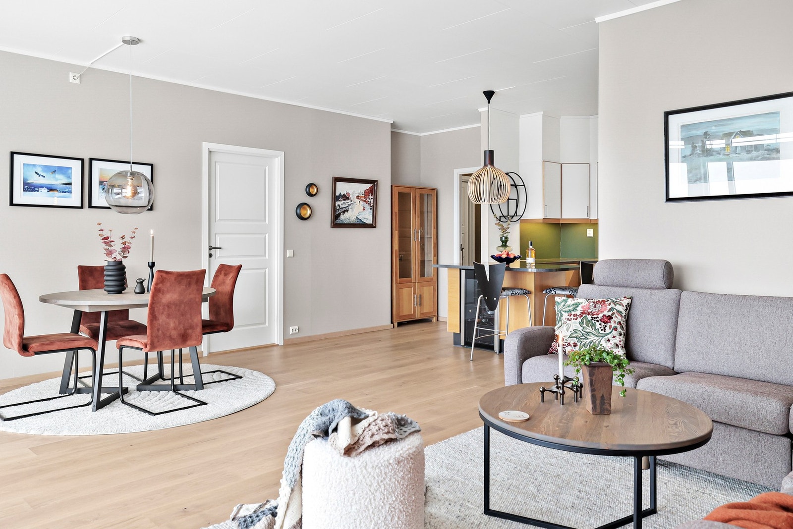 Mellom stue og kjøkken er det plass til en spisestue. Galleribilde