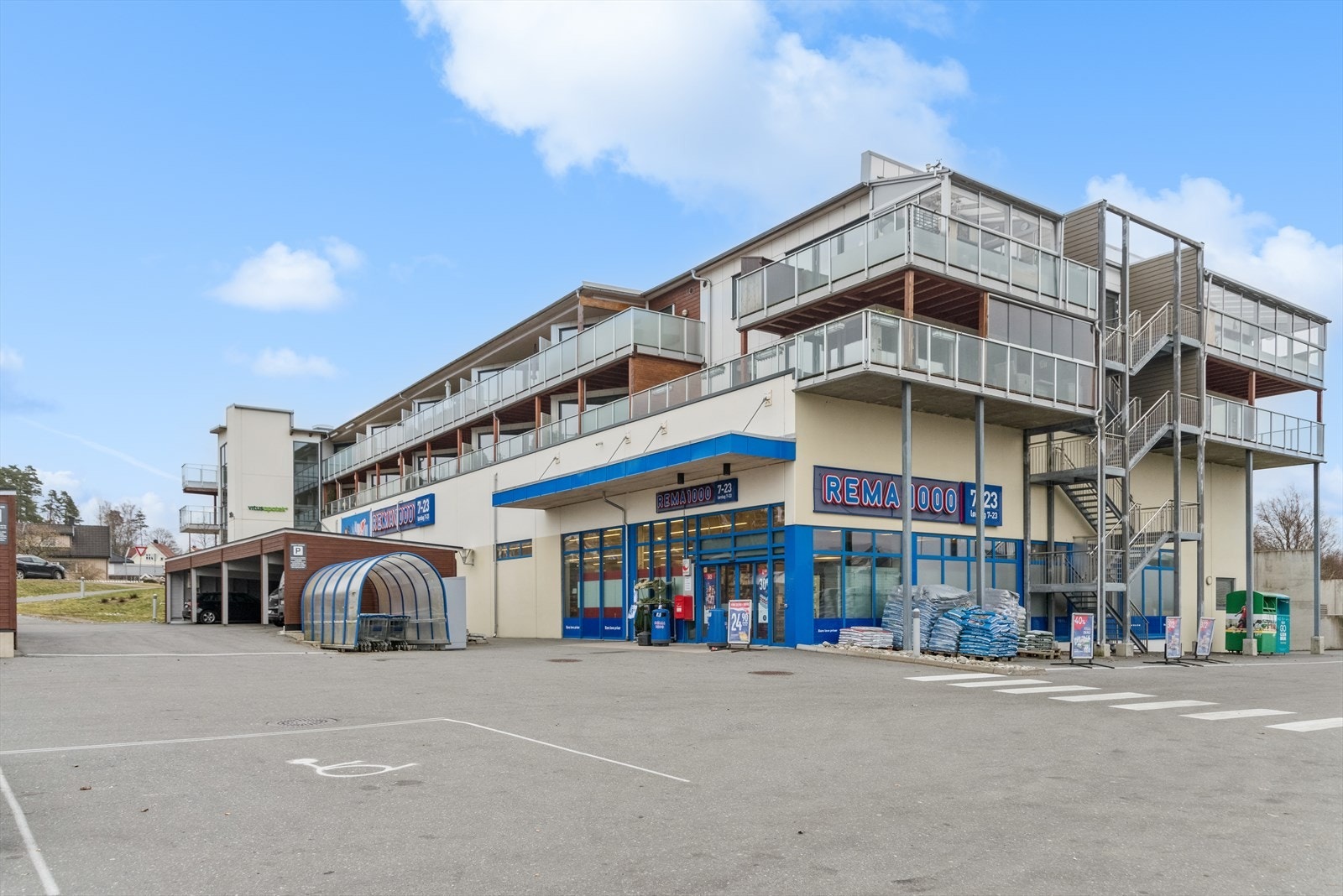 Leiligheten har adkomst via heis fra inngangsparti bakkeplan vis-a-vis carportrekken. Galleribilde
