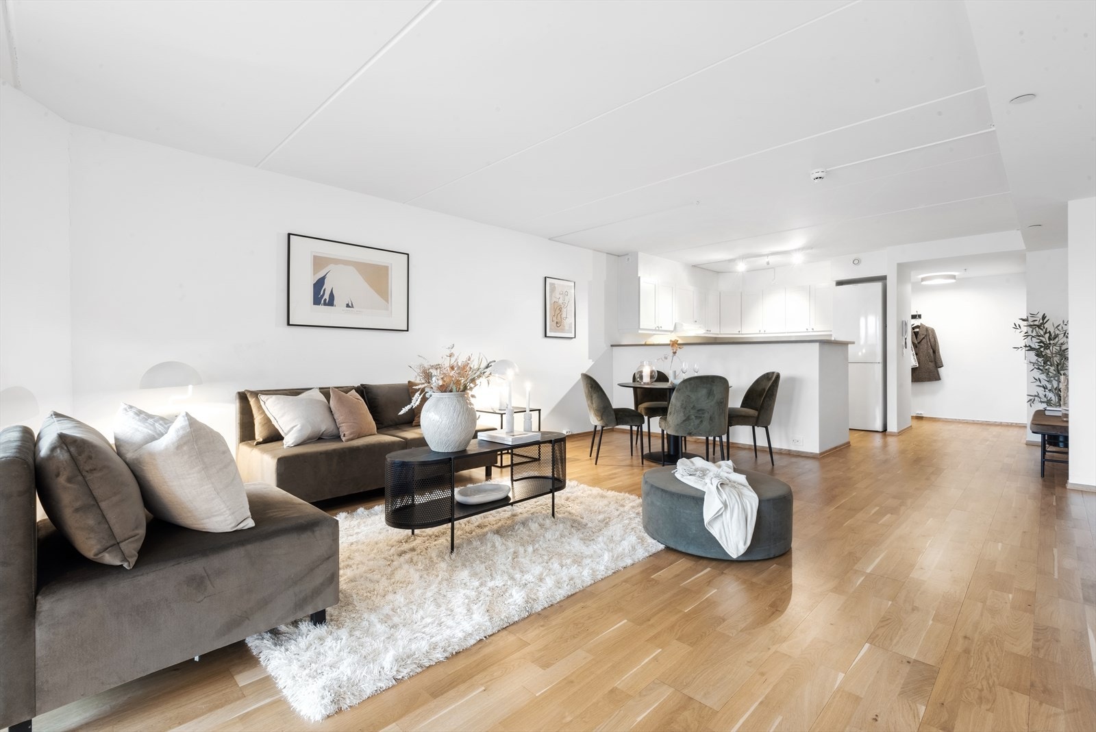 Stuen har god plass til en sofagruppe og TV-møblement. Galleribilde