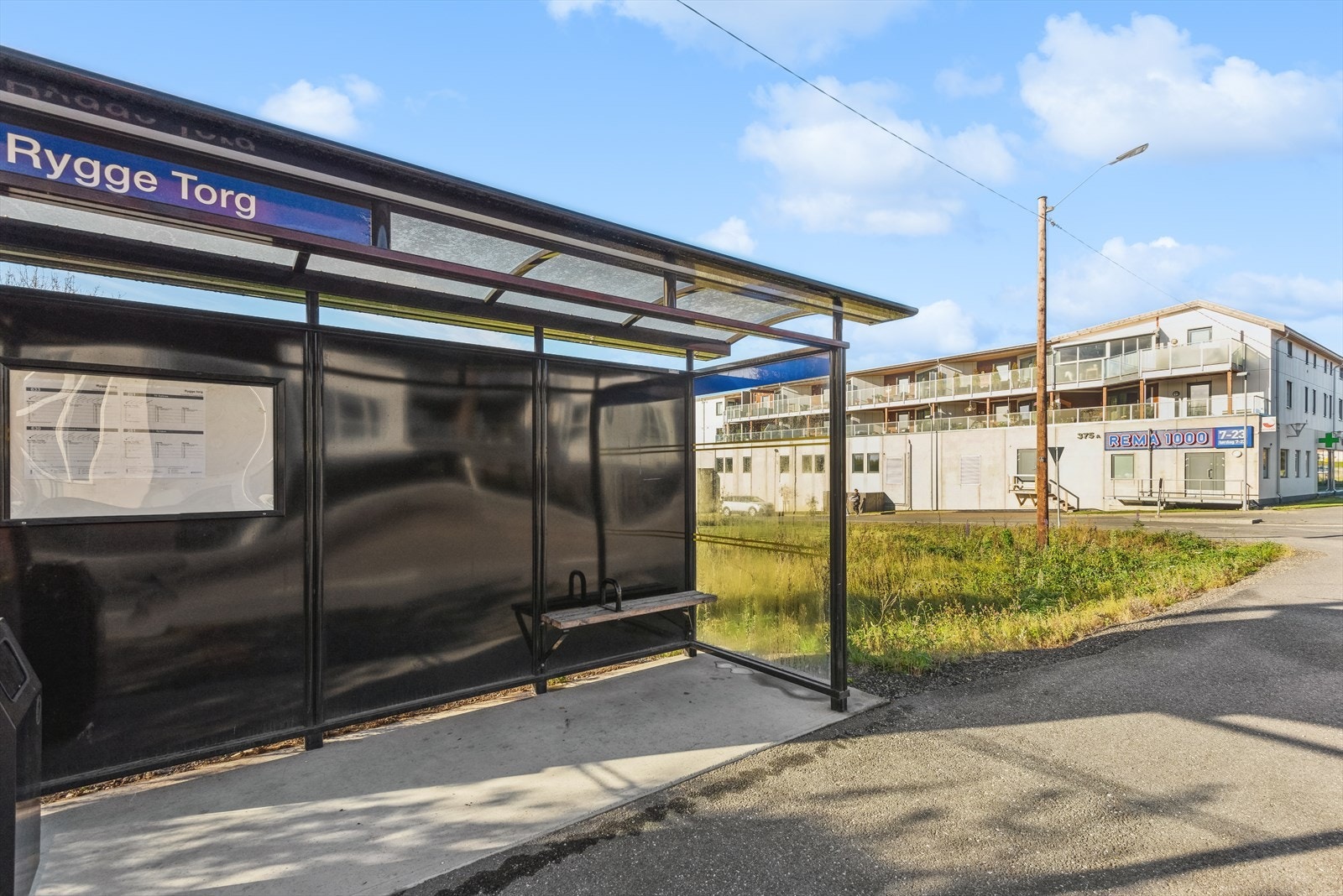 Nærmeste bussholdeplass, Rygge Torg, ligger i kort gangavstand fra leiligheten. Galleribilde