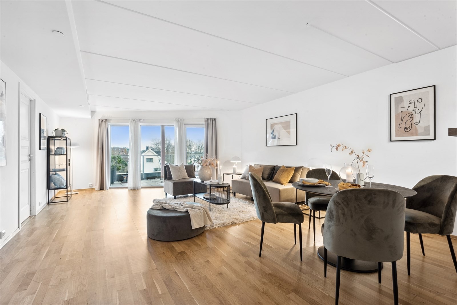 Stuen er av god størrelse og kan naturlig inndeles i to avdelinger. Galleribilde