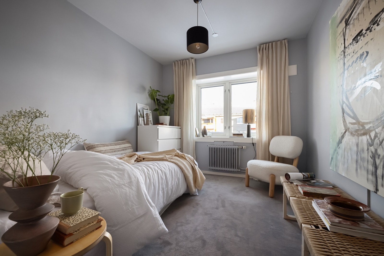 Dette rommet var opprinnelig kjøkken, men ble gjort om til soverom i 2019 da kjøkkenet ble flyttet ut i stuen.
Soverommet har god plass til seng, kommode og garderobeskap Galleribilde
