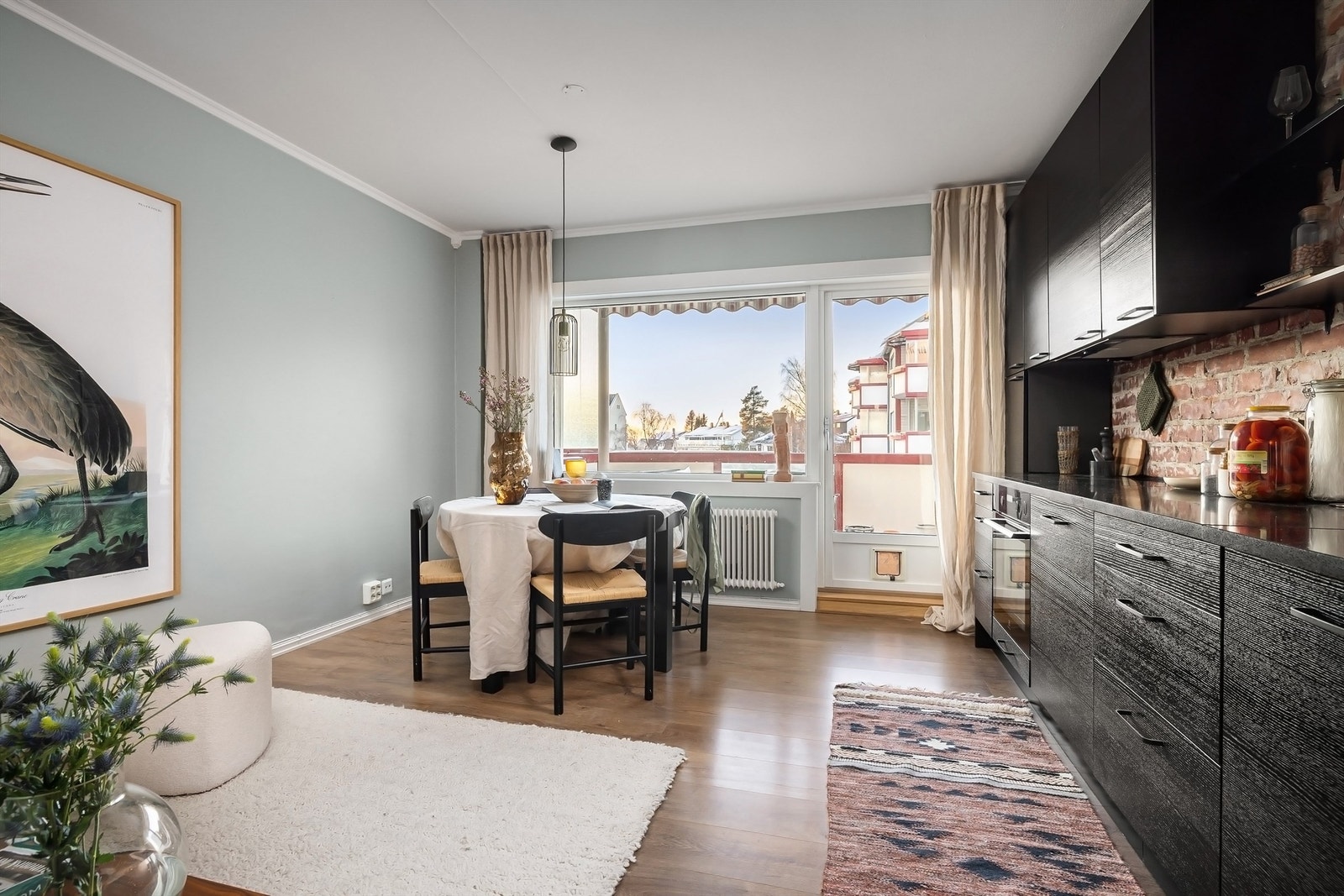 Store vindusflater gir godt med naturlig lys Galleribilde