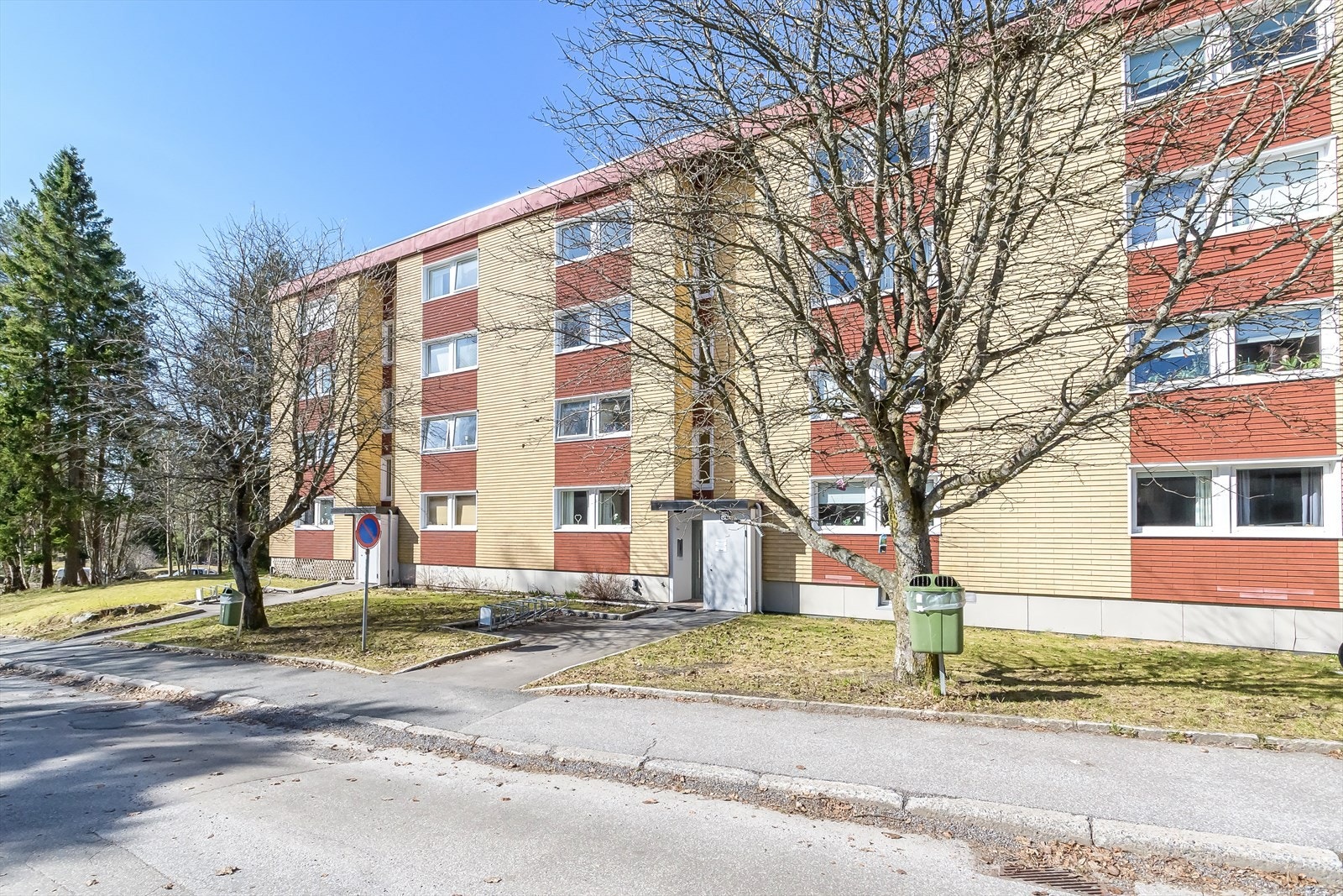 Fasaden mot gaten Galleribilde