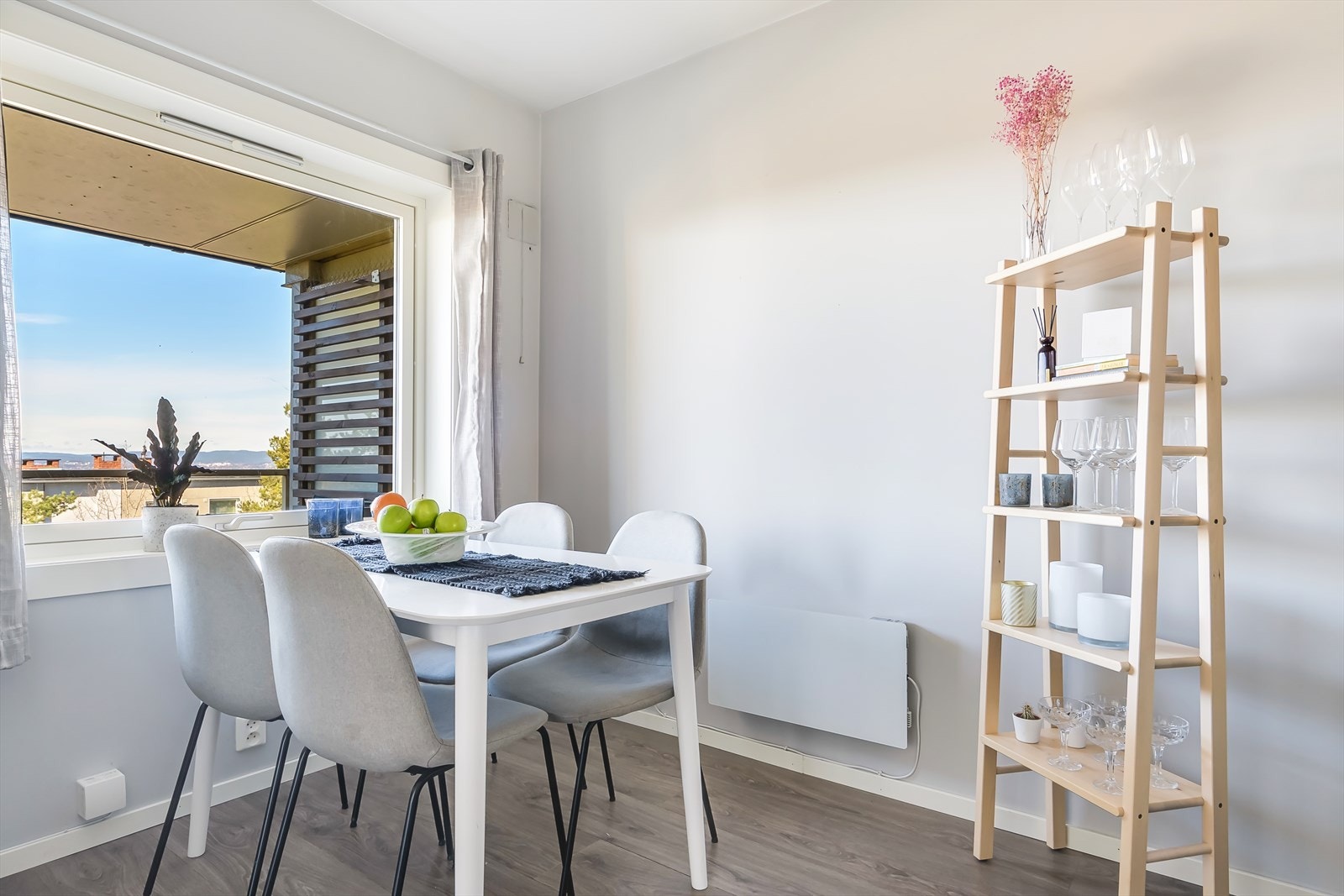 Hyggelig spiseplass ved vinduet Galleribilde