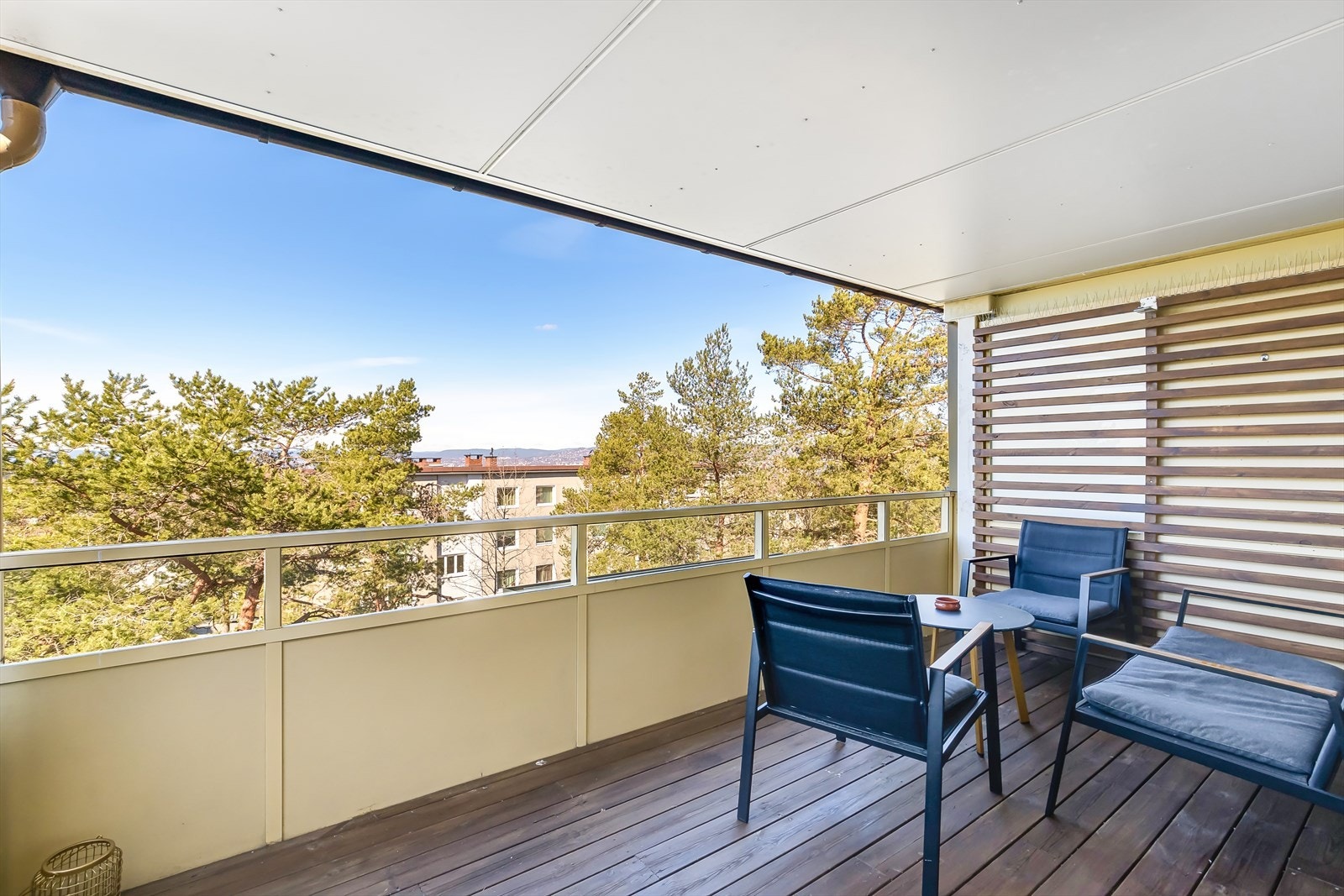 Stor balkong med plass til flere sittegrupper Galleribilde