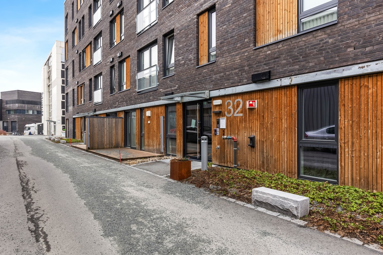 Leiligheten ligger i et nybygg fra 2019, med pent opparbeidede fellesområder rundt bygget. Galleribilde
