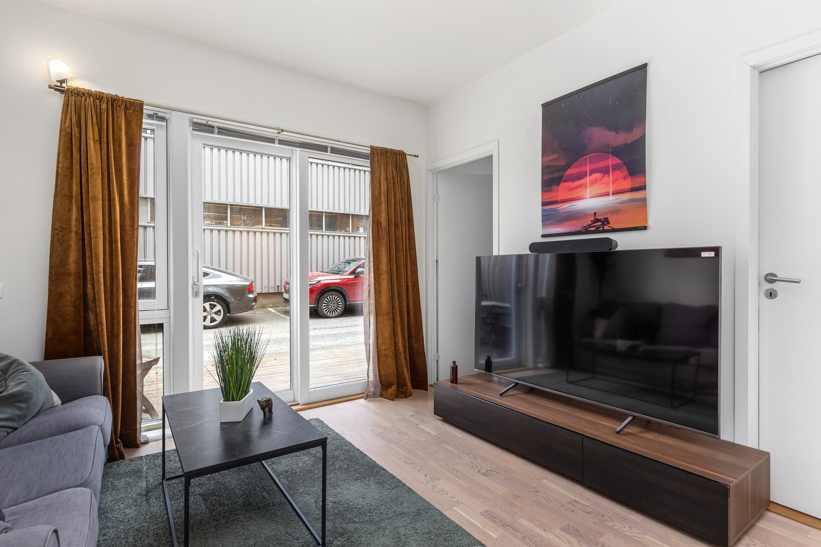 Lys og romslig leilighet som sto ferdig i 2019 og fremstår pent ivaretatt med en gjennomgående god standard. Galleribilde