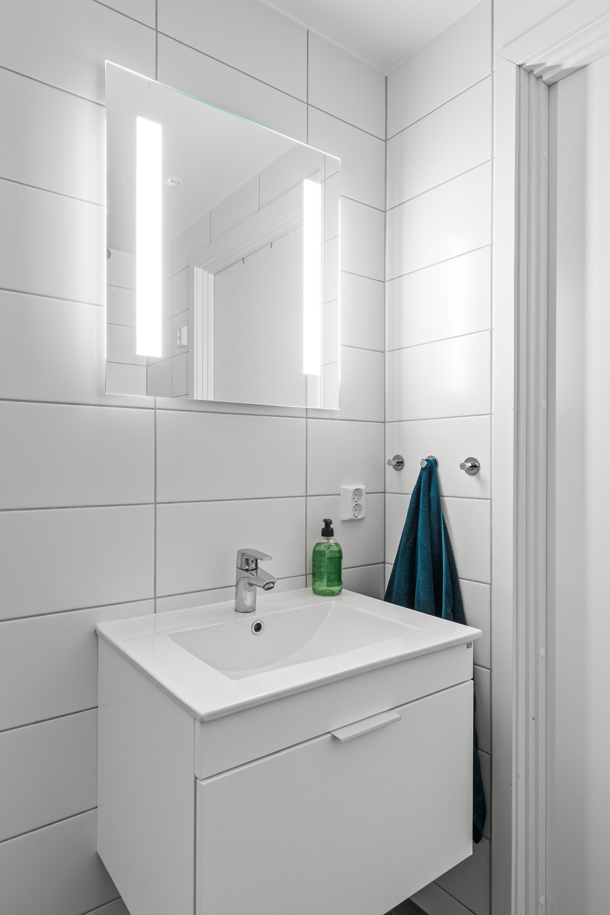 Badet fremstår praktisk med muligheter for oppheng og oppbevaring, samt opplegg for vaskemaskin. Galleribilde