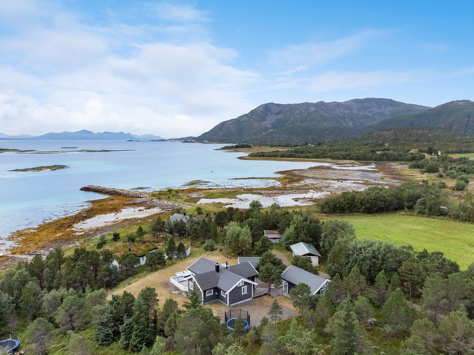 Flott beliggenhetmed flott utsikt mot fjorden Galleribilde