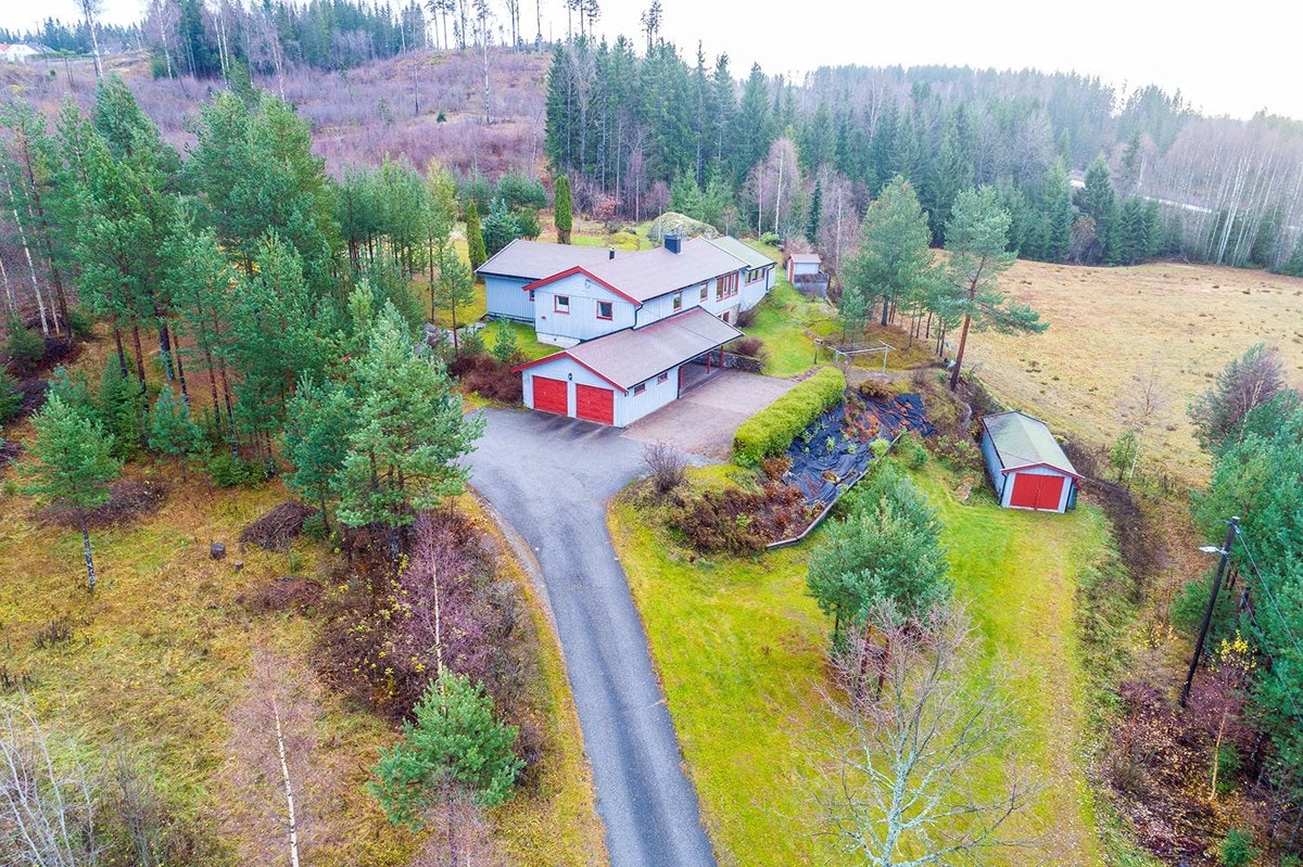 Naturskjønne omgivelser innerst i blindvei med nærhet til sentrum. Galleribilde