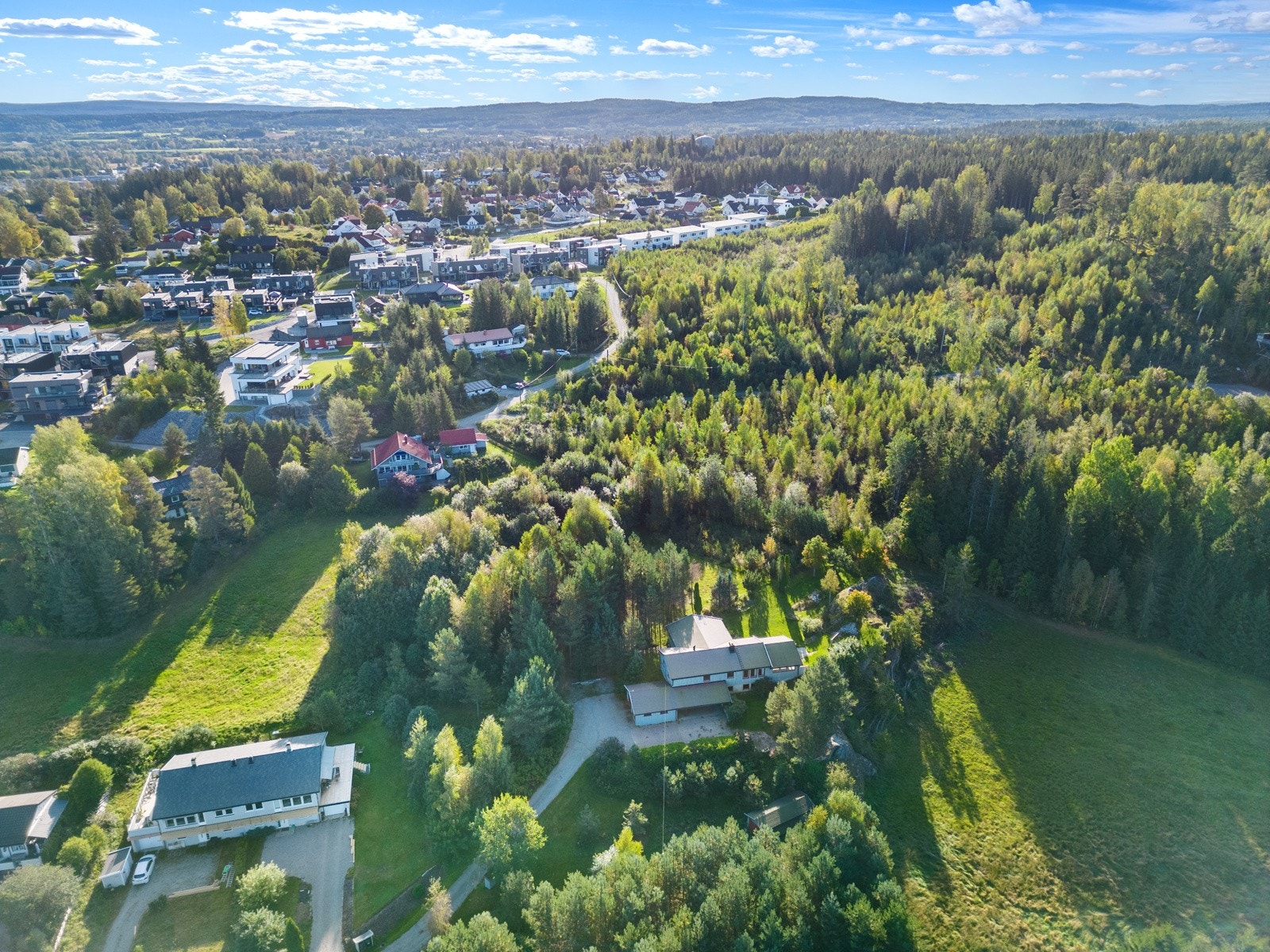 Fra boligen er det gangavstand til Eidsvoll Verk togstasjon og Råholt sentrum. Galleribilde