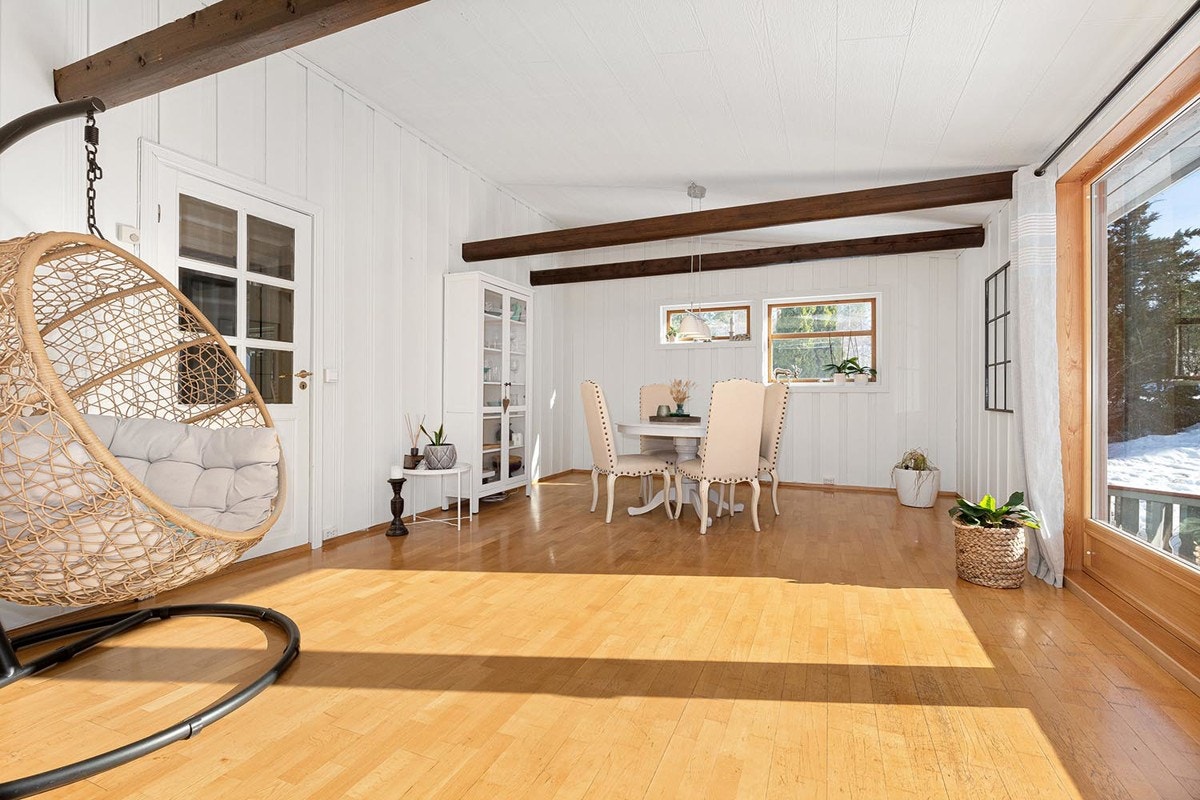 Stor spisestue med plass til langbord, til kvelder med underholdning sammen med familie og venner. Galleribilde