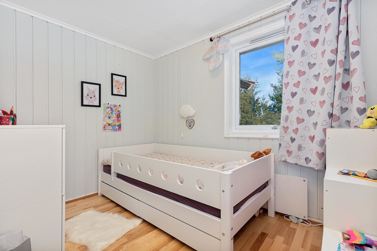 Soverom 2, har god plass til seng og garderobeløsninger. Galleribilde