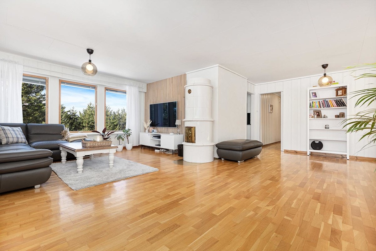Stuen byr på godt med plass til sofa og spisebord. Galleribilde