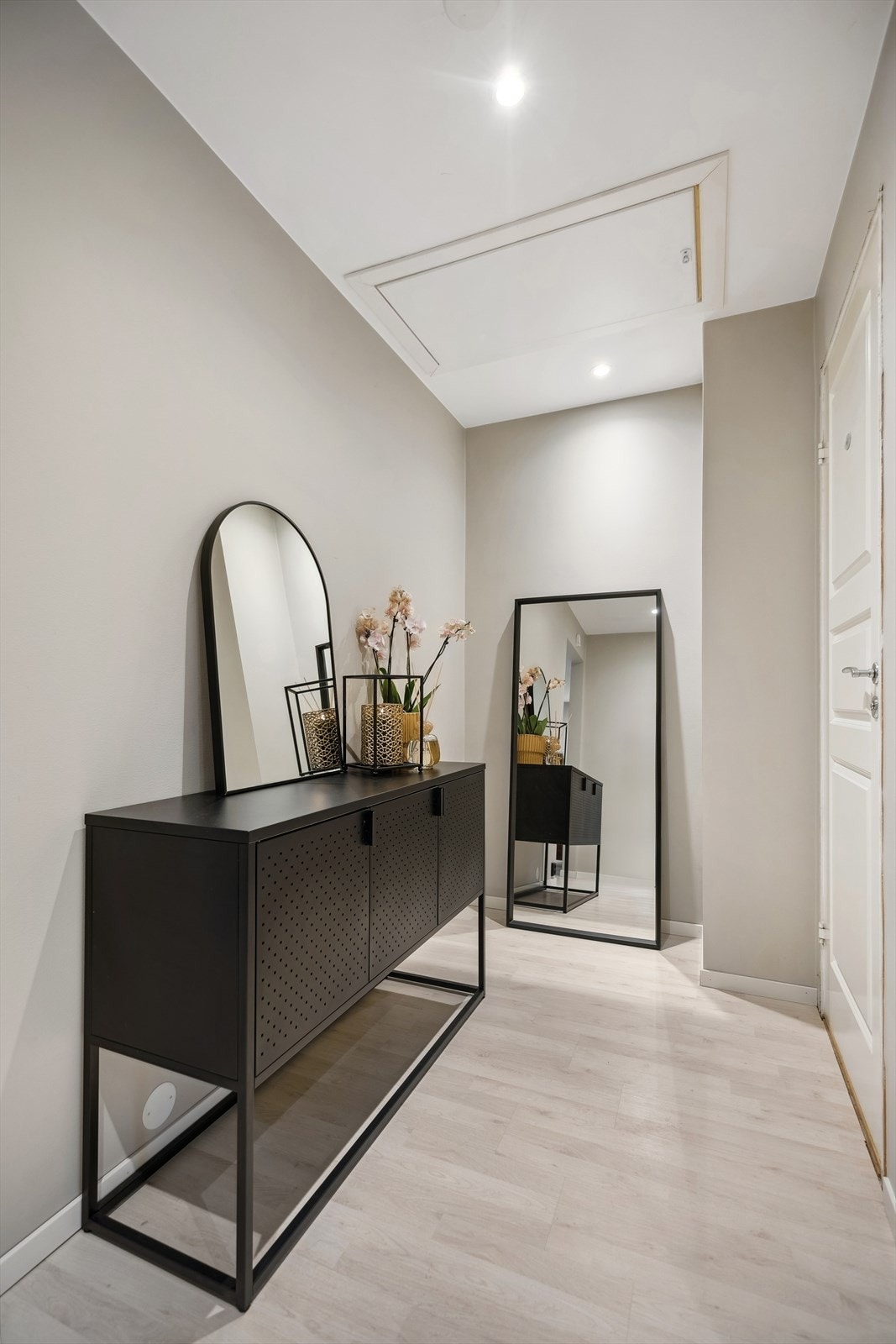 Du ønskes velkommen inn av en lys og innbydende entré, med plass til å henge fra seg yttertøy og sette fra seg sko. Galleribilde