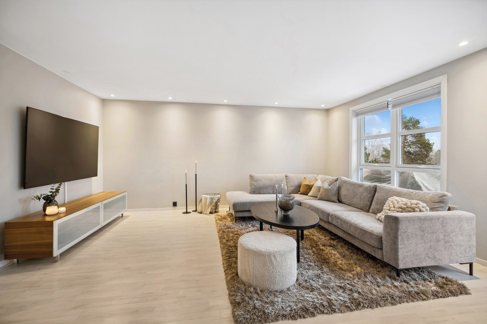 Stuen har gode møbleringsmuligheter, med plass til både sofagruppe og spisestue. Galleribilde