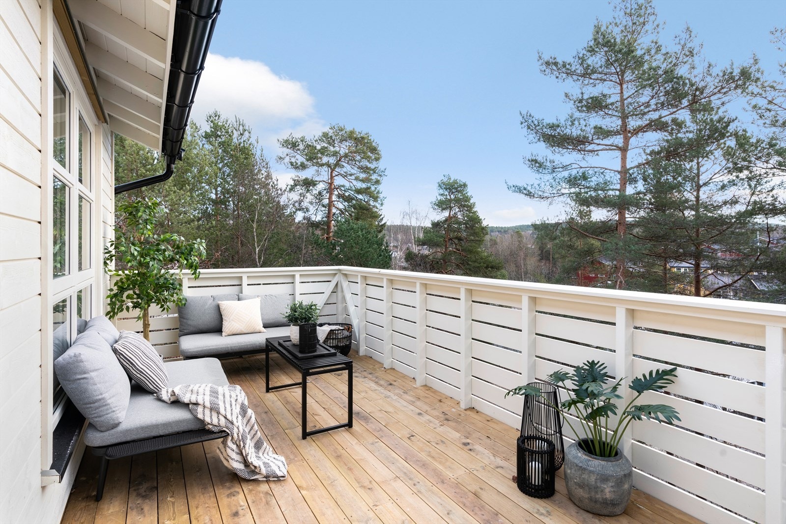 Fra stuen er det utgang til en sydvendt veranda på 18 m². Galleribilde