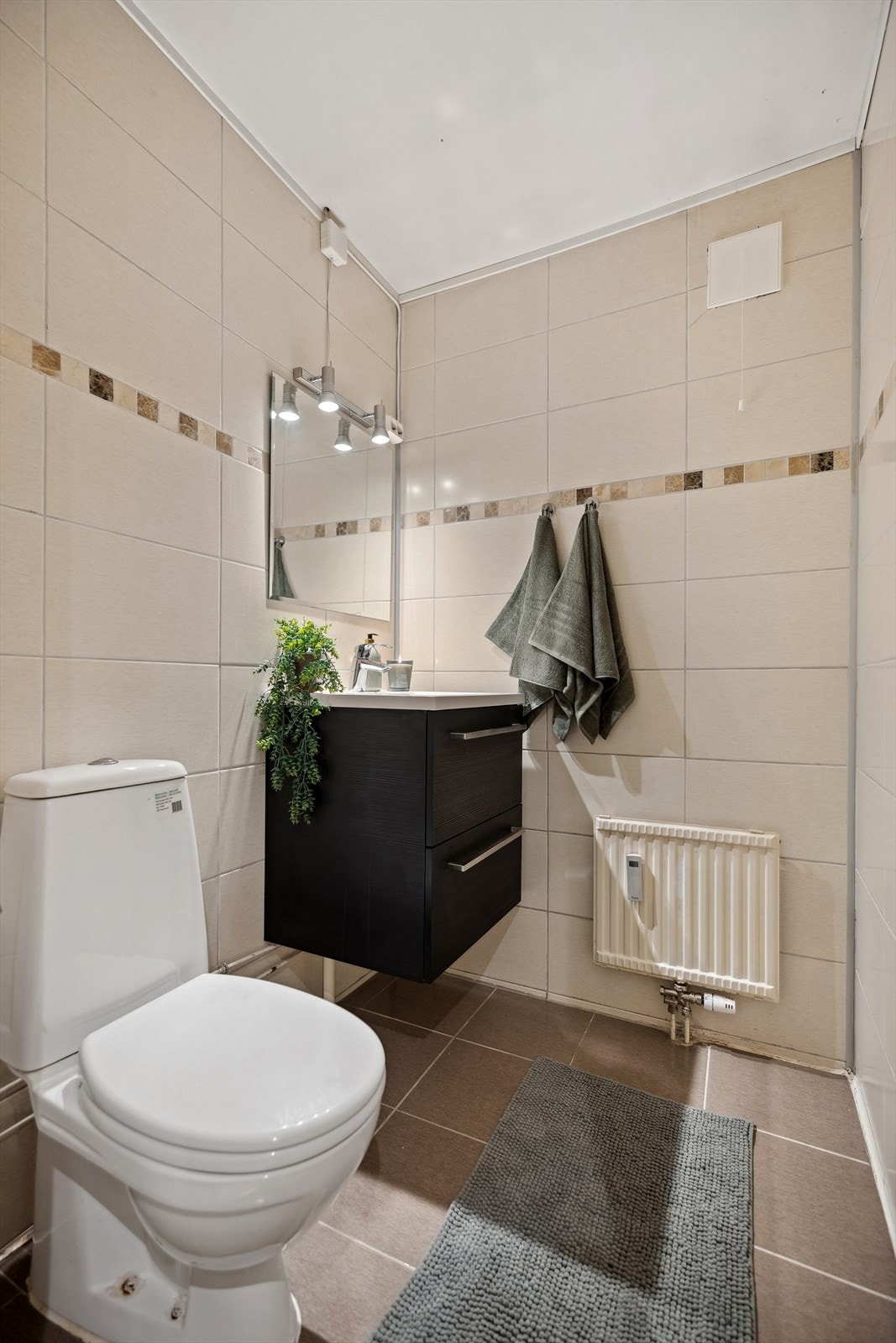 Toalettrom med adkomst fra gangen. Galleribilde