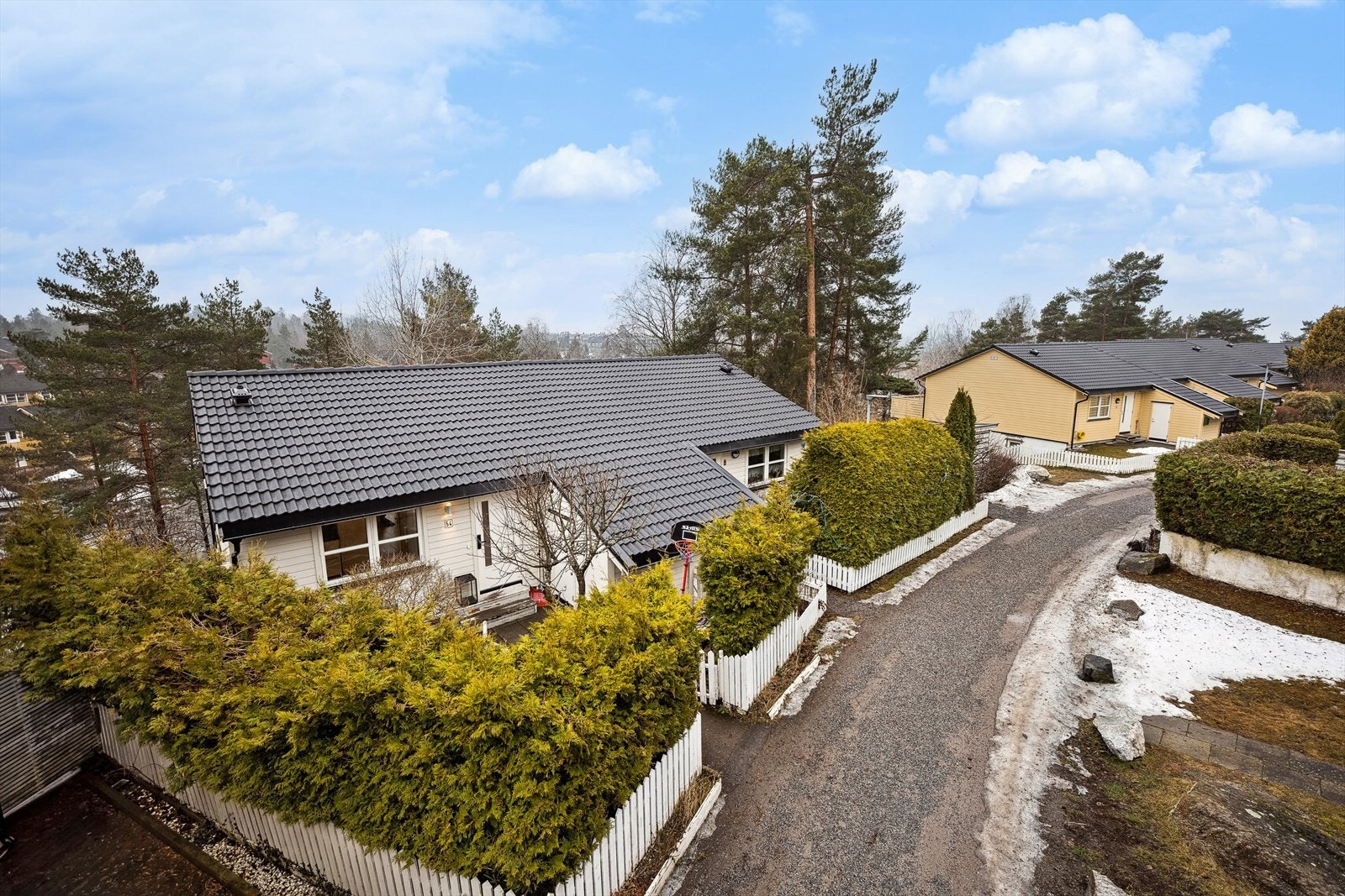 Boligen ligger i et veletablert og rolig boligområde på Holmlia. Galleribilde