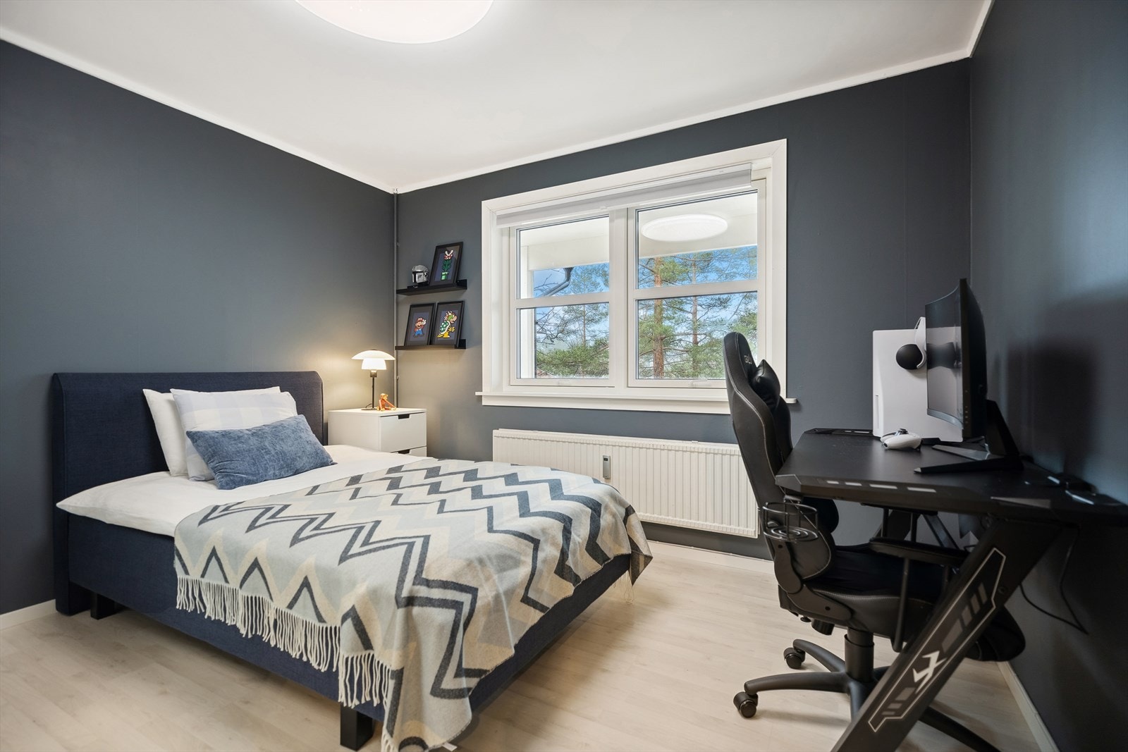 God plass til seng, nattbord og skrivebord. Galleribilde