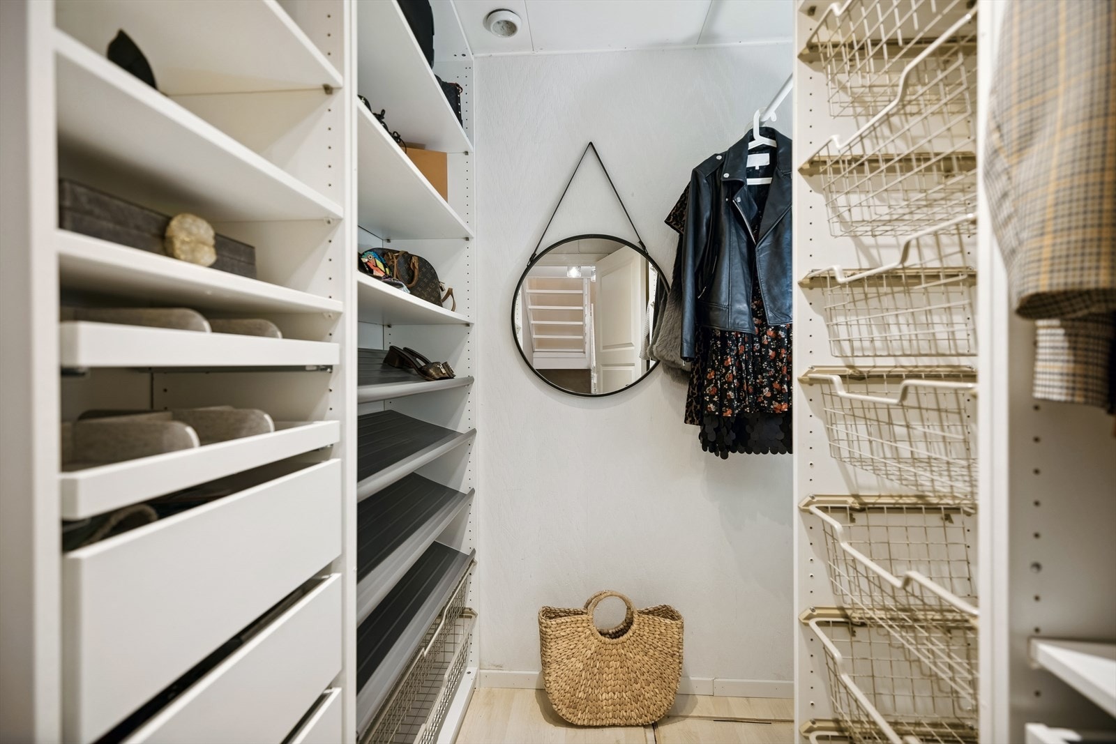 Praktisk omkledningsrom (bod) med garderobeskap uten fronter. Galleribilde