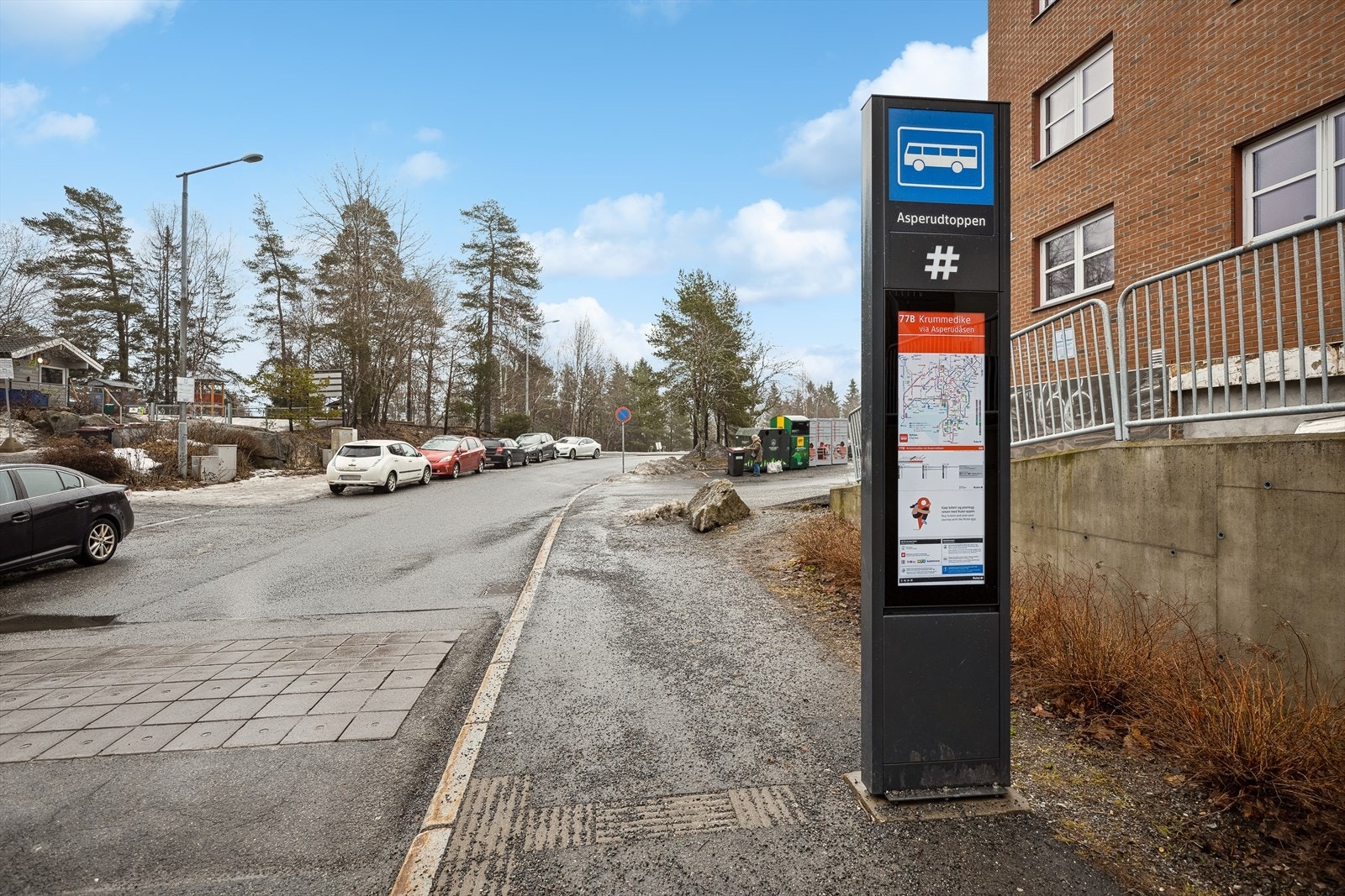 Det er ca. 3 minutters gangavstand til Asperudtoppen bussholdeplass. Her går busslinje 77B som tar deg til Holmlia stasjon på 4 minutter. Galleribilde