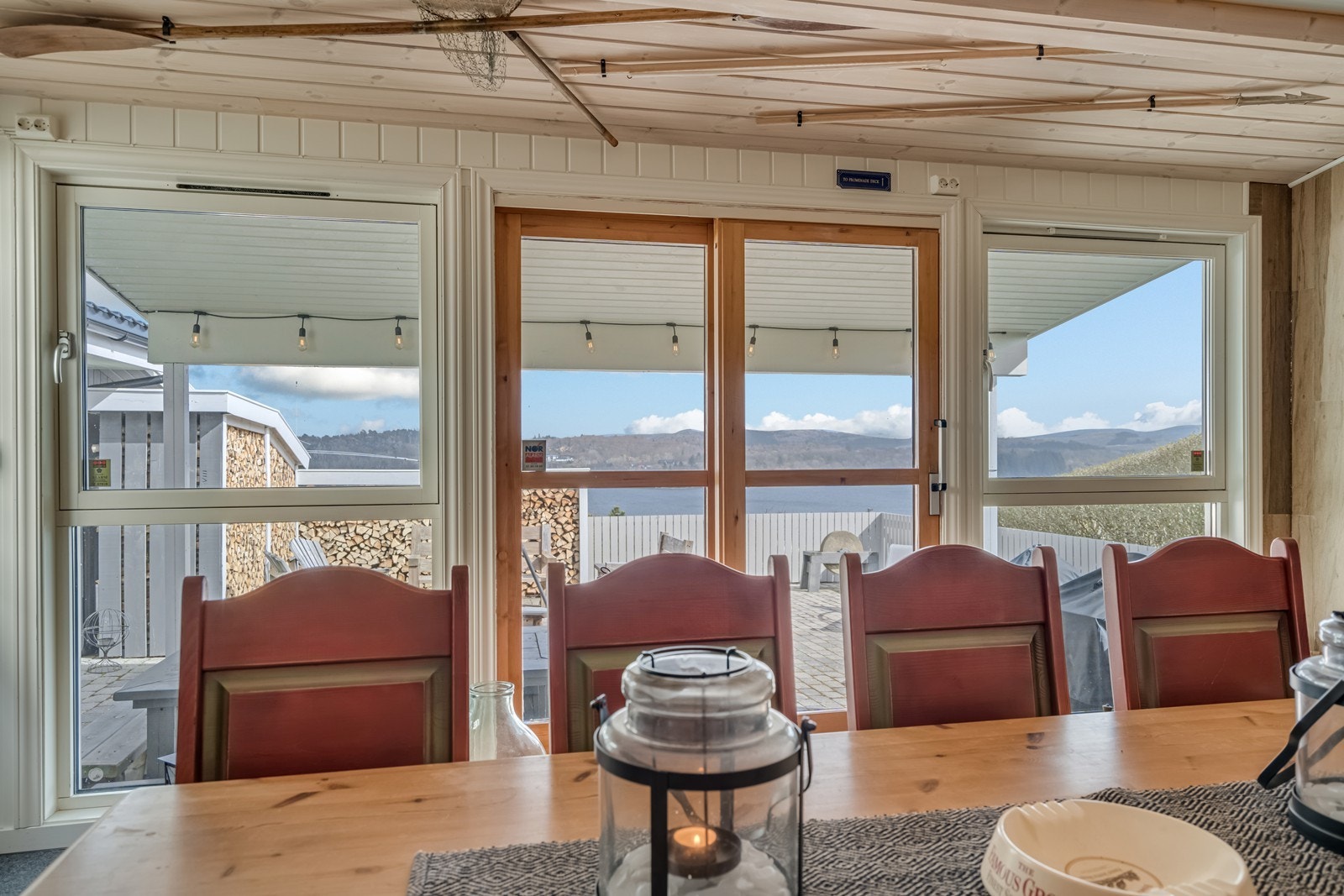 Hagestua har nydelig utsikt på fjorden takket være lave rekkverk på terrassen, heltre benkeplate og kjøkkeninnredning. Det er vifteovn og varmekabler i gulv. Godt med elektriske punkter. Hagestua ble påbygget i 2015. Galleribilde