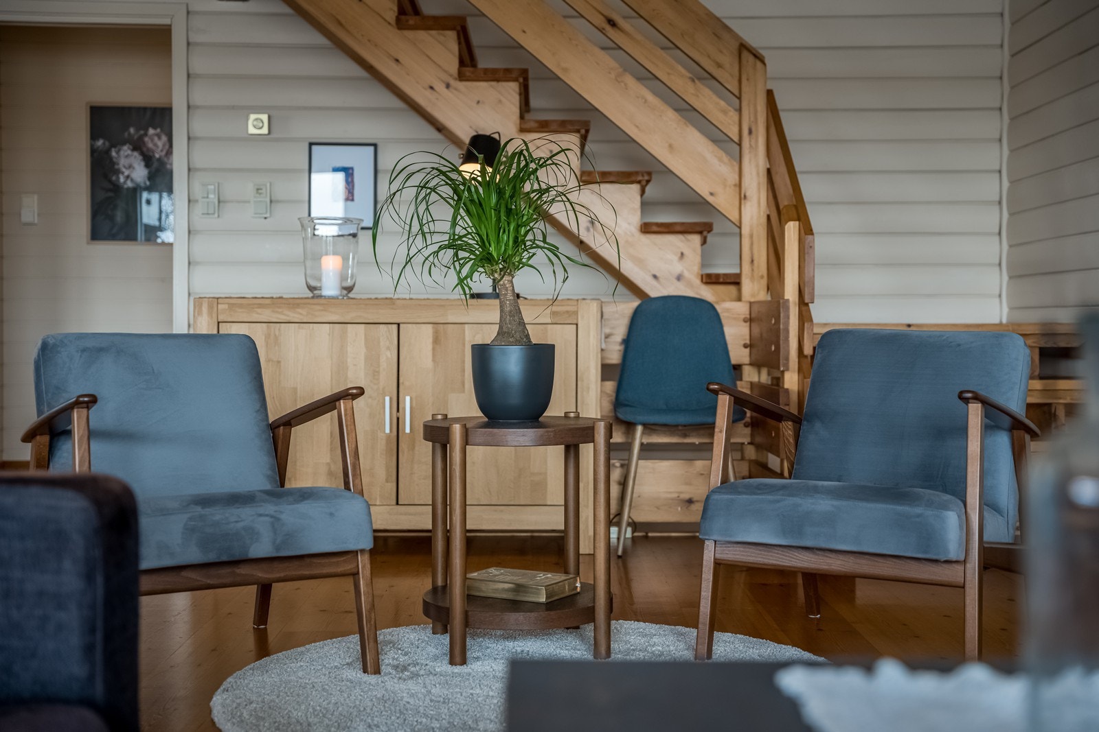 Trapp opp til stue med trapp videre opp til loft. Galleribilde