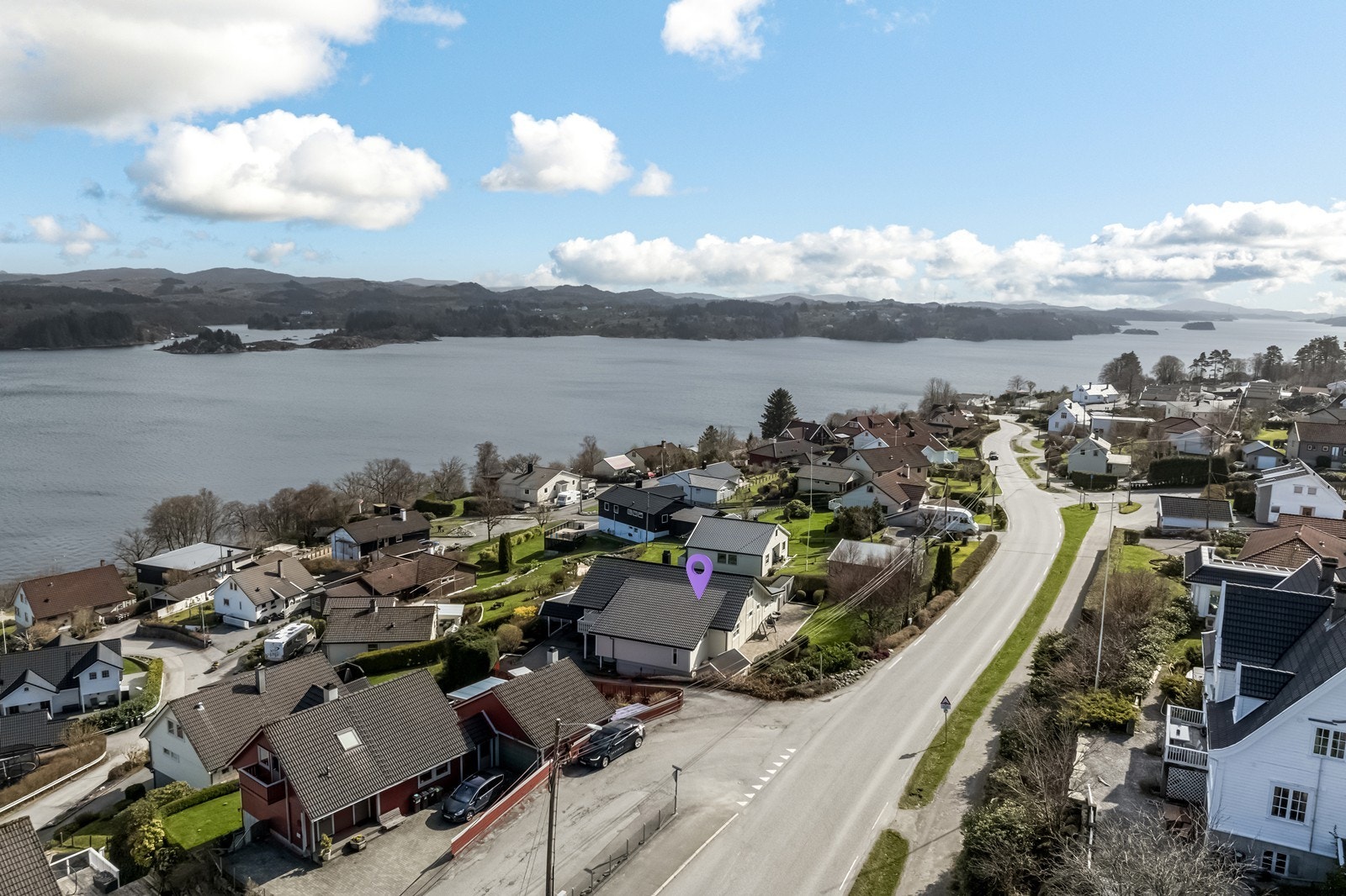 Et svært familievennlig område med barn i alle aldre. I nærområde er det et godt miljø, samt gode aktivitetstilbud for barn og ungdom. Nokså nyrenoverte lekeplasser på feltet. Flott sandvolleyballbane for velforeningen. Galleribilde