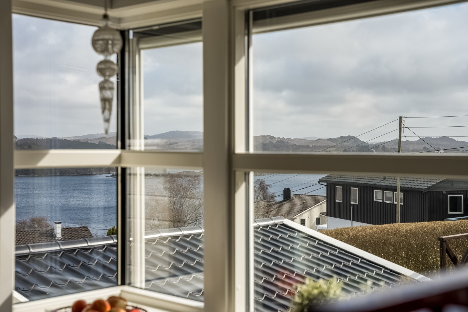 God spiseplass med flott utsikt på fjorden samt inn til egen terrasse. Galleribilde