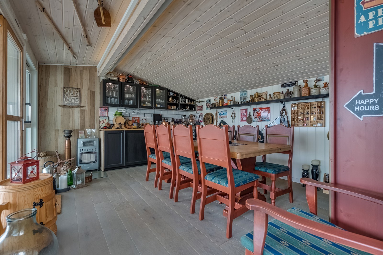 Hagestua har nydelig utsikt på fjorden takket være lave rekkverk på terrassen, heltre benkeplate og kjøkkeninnredning. Det er vifteovn og varmekabler i gulv. Godt med elektriske punkter. Hagestua ble påbygget i 2015. Galleribilde