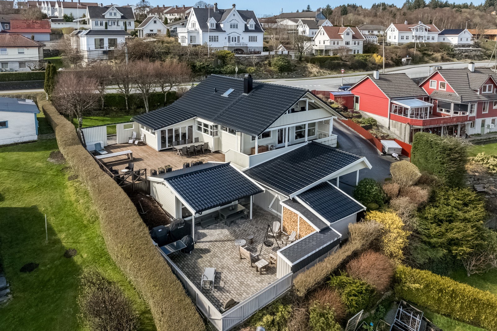 Stor påbygget enebolig med høy standard, garasje, dobbel carport, 2 hagestuer etc. og nydelig utsikt + naust og brygge Galleribilde
