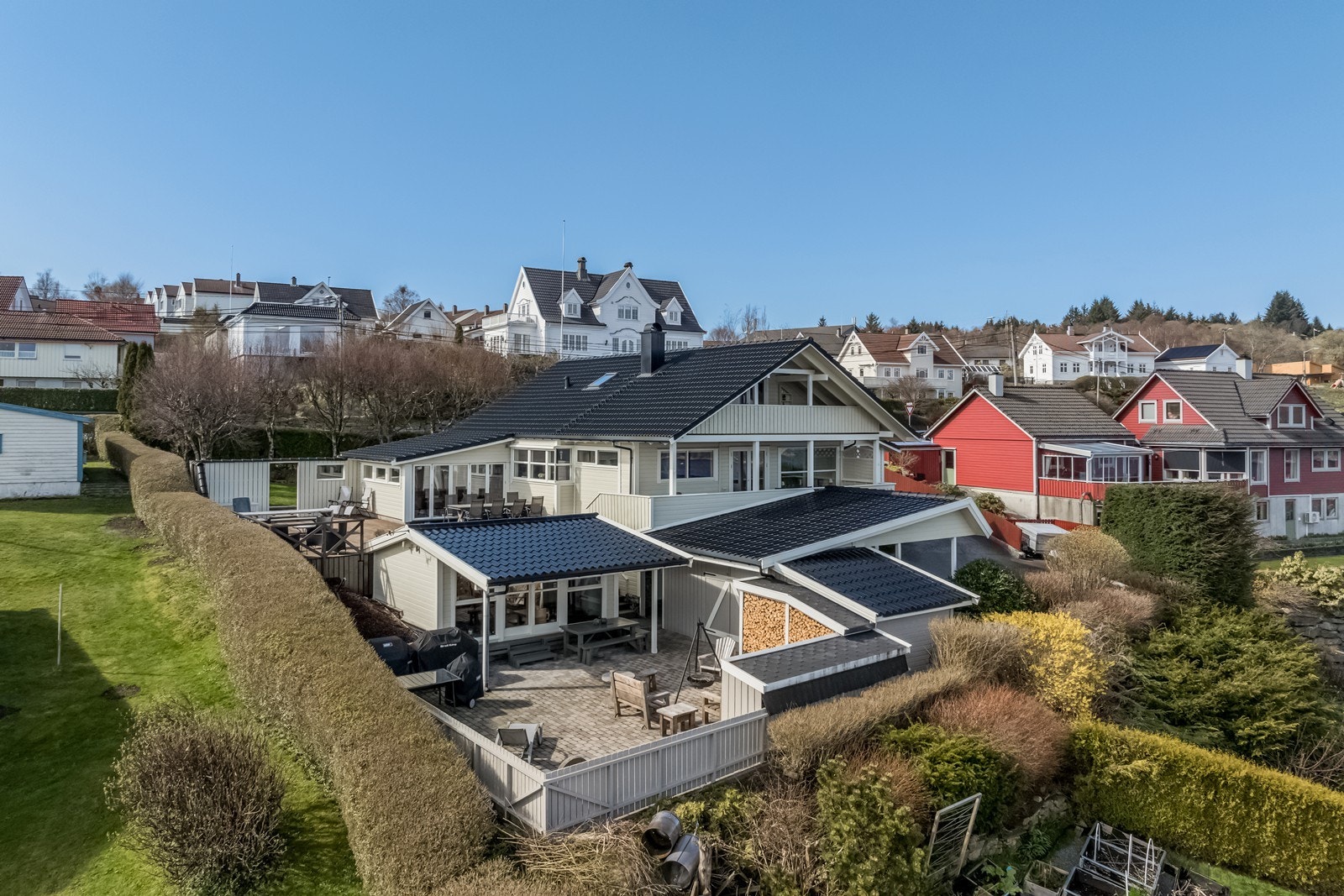 Eiendommen er påbygget i nyere tid og løsningene som er valgt
bærer preg av å være gjennomtenkt og godt tilpasset boligen. Galleribilde