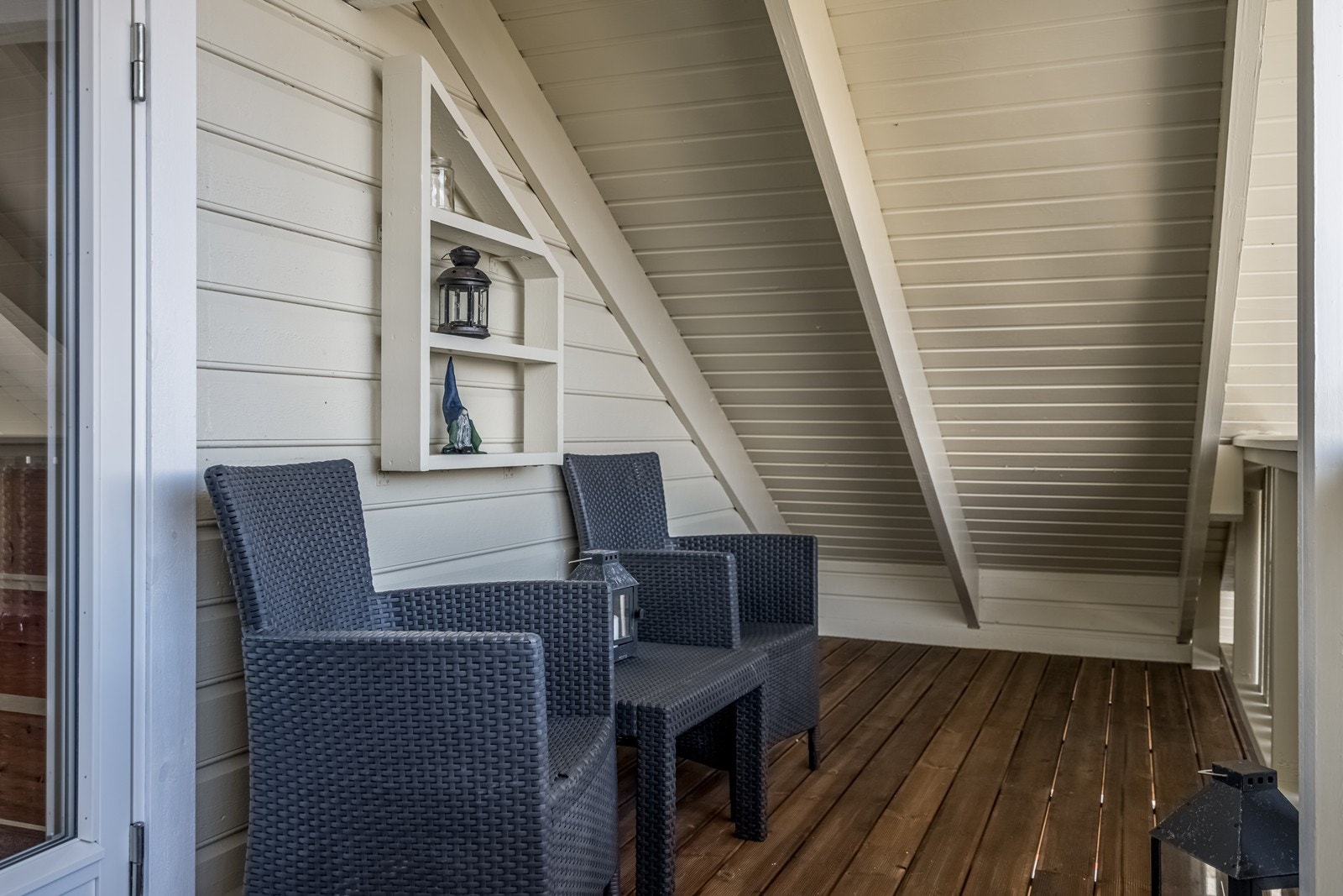 Loftstue med utgang via doble dører til overbygget balkong skjermet for både vind og innsyn samt har nydelig og vidstrakt utsikt. Galleribilde