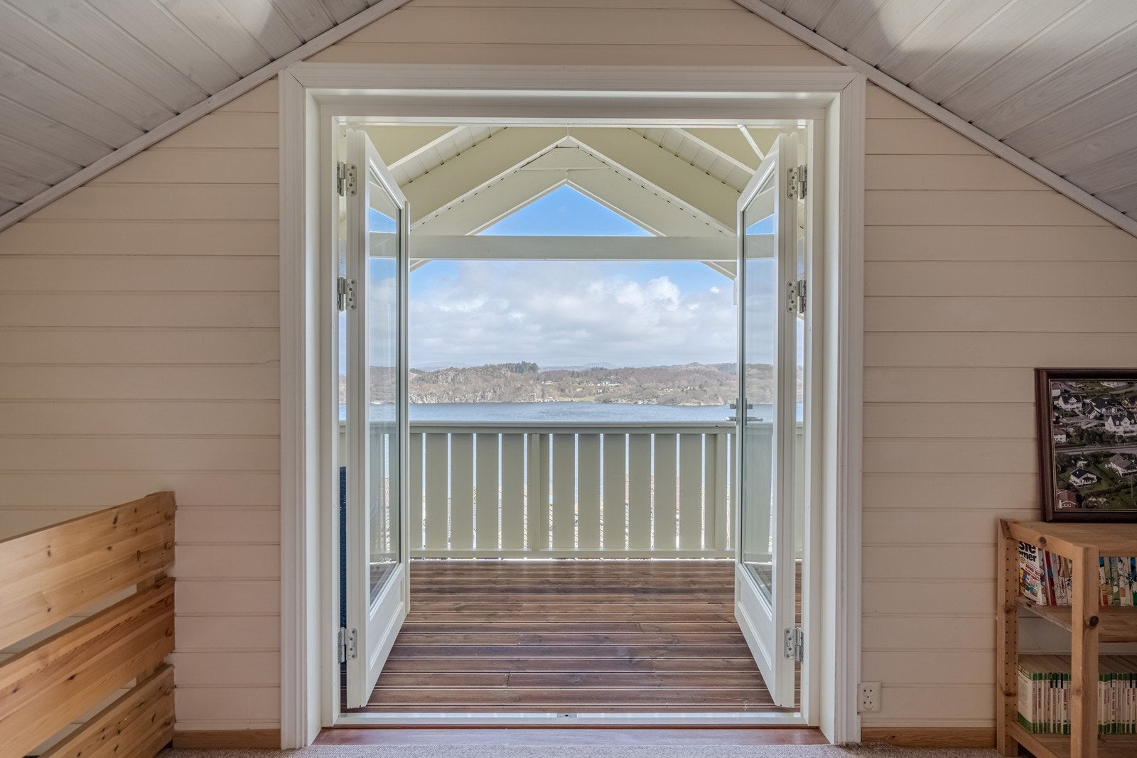 Loftstue med utgang via doble dører til overbygget balkong skjermet for både vind og innsyn samt har nydelig og vidstrakt utsikt. Galleribilde