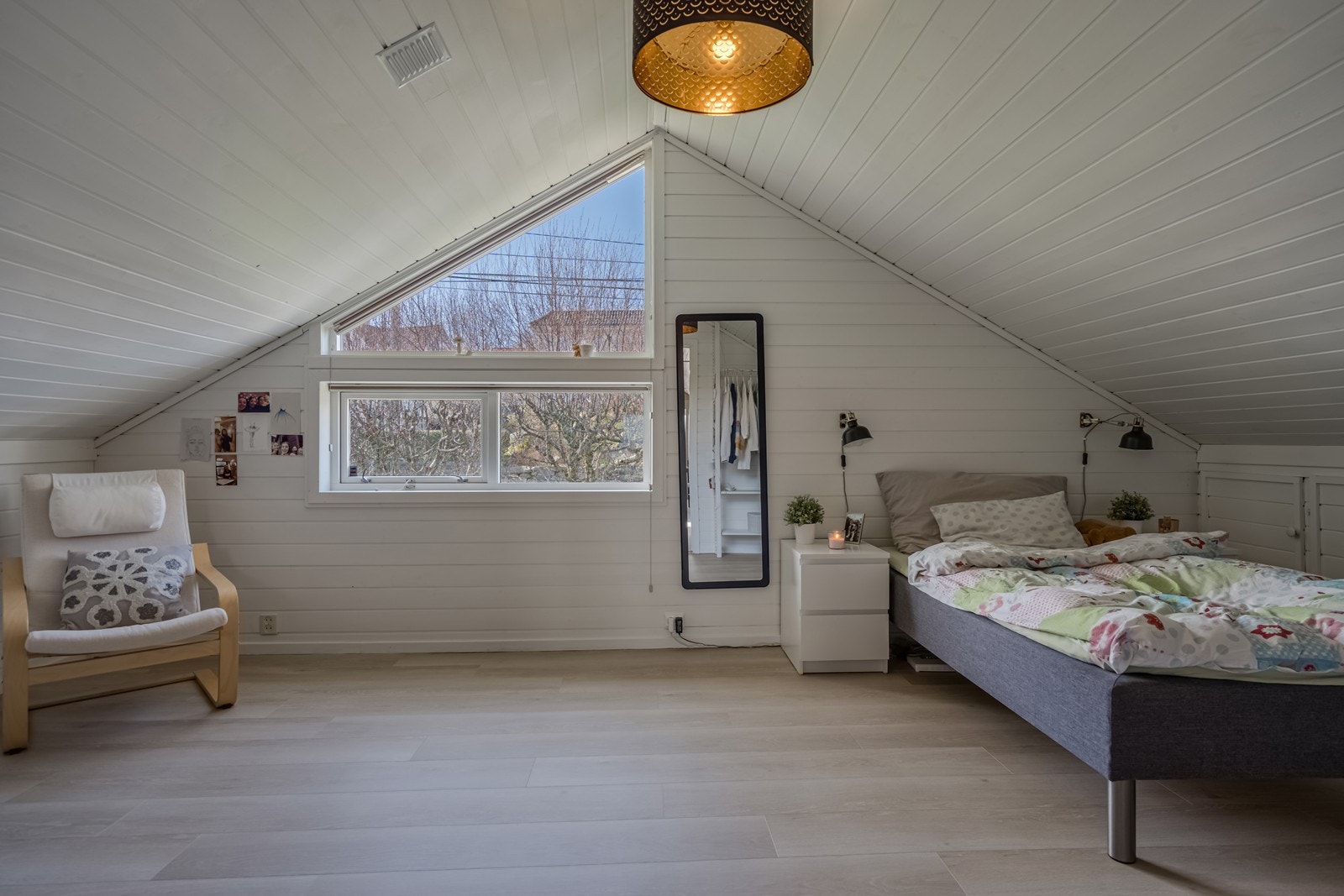 Dobbelt soverom med en stavs parkett på gulv, gode kott med fem skapdører inn til kottene. Malt panel på vegger og i tak samt utsikt til egen hage. Galleribilde