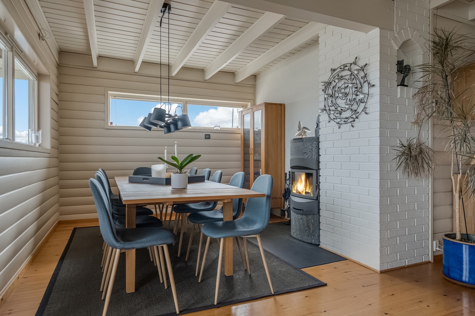 Varmepumpe og vedovn i kleberstein i stua. Galleribilde